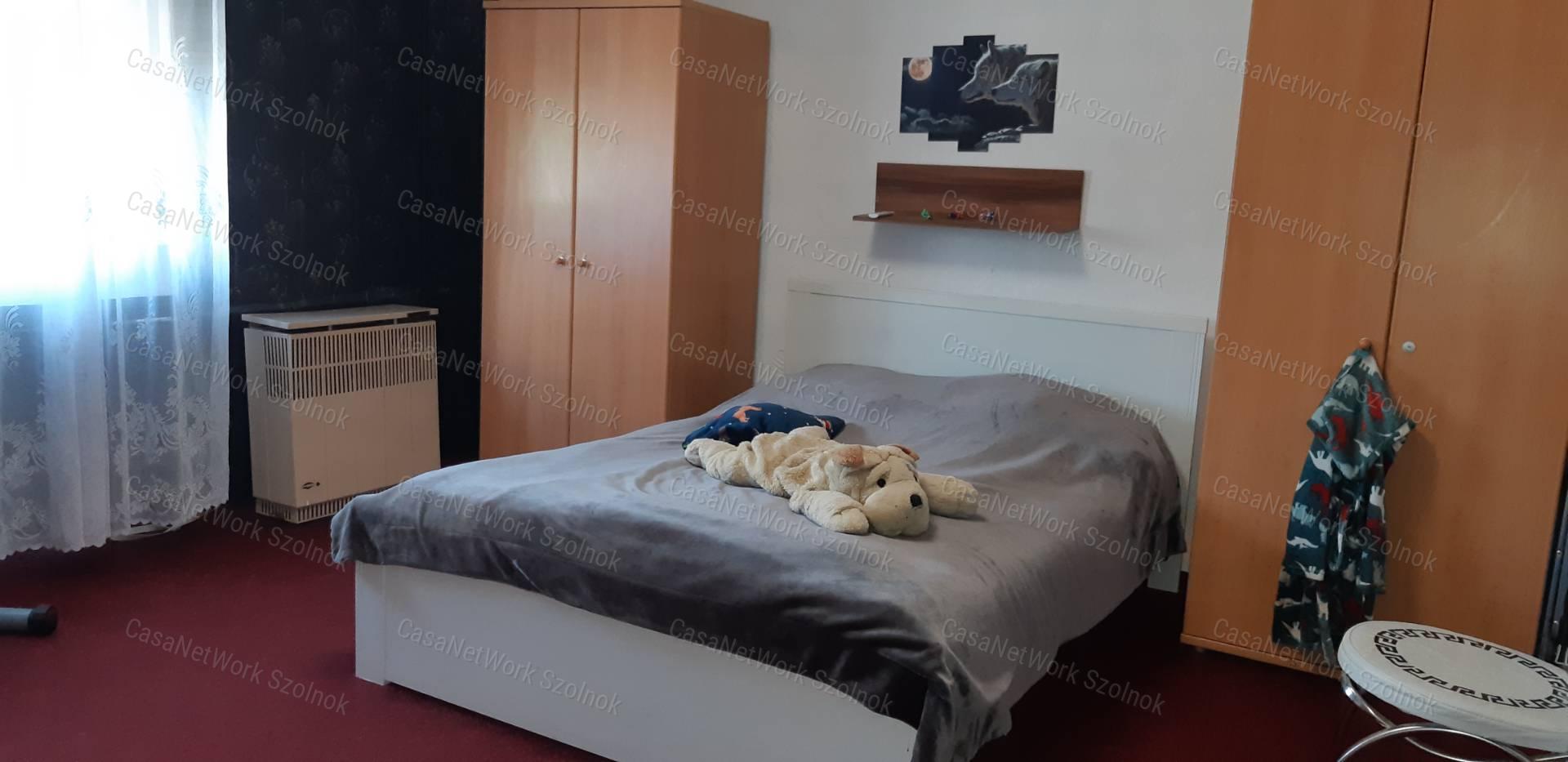 Rákóczifalván eladó kertes családi ház nagy kerttel!