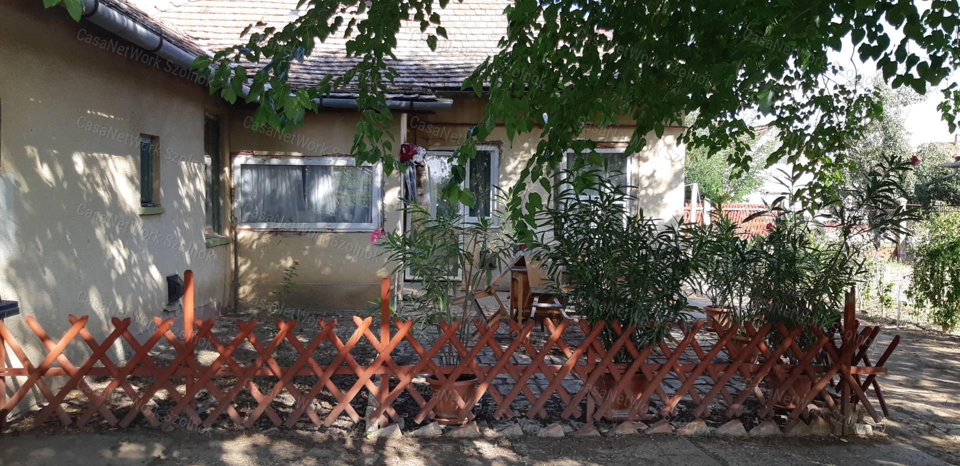 Rákóczifalván eladó kertes családi ház nagy kerttel!
