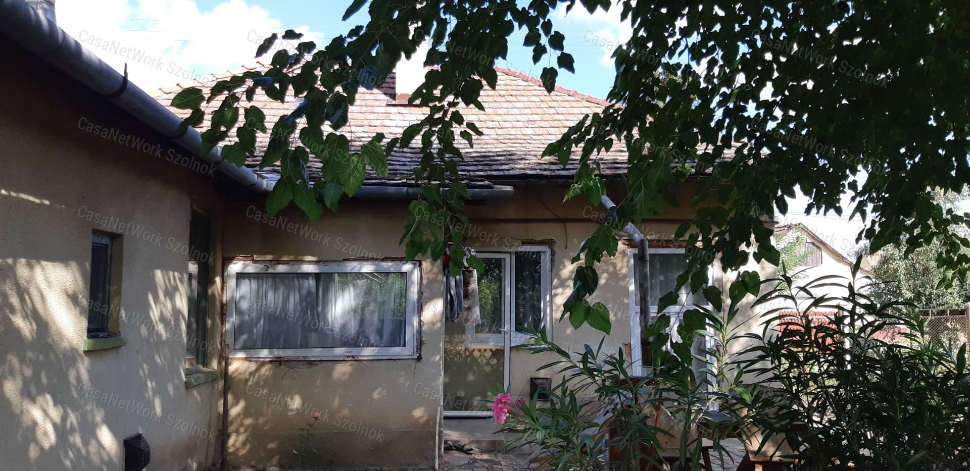 Rákóczifalván eladó kertes családi ház nagy kerttel!