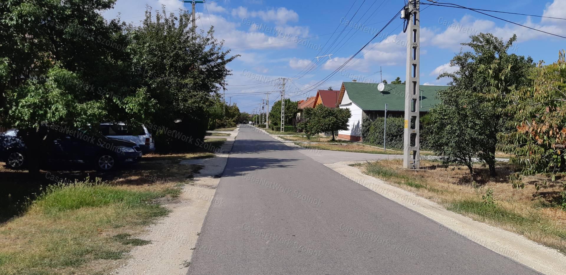 Rákóczifalván eladó kertes családi ház nagy kerttel!