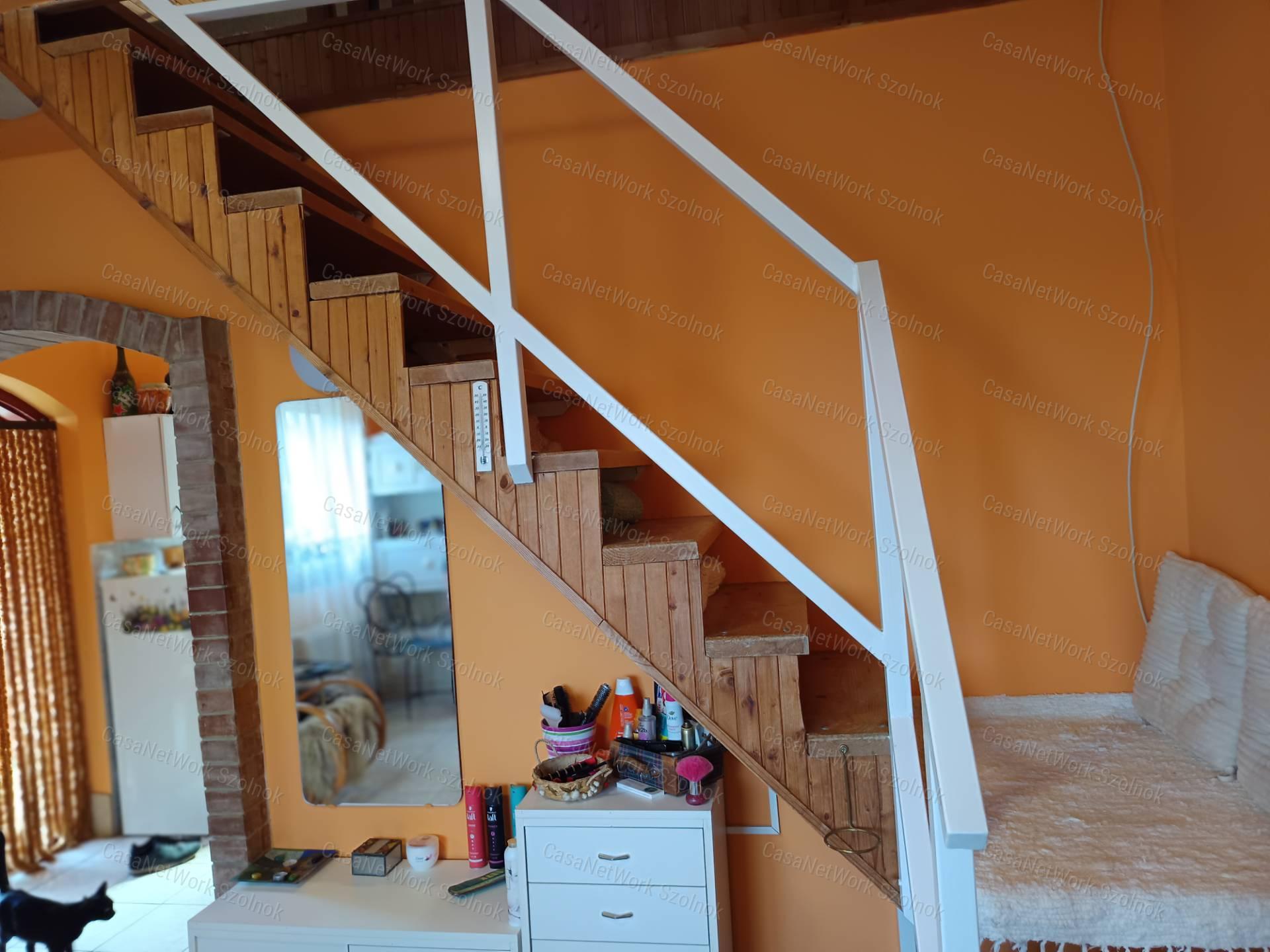 A Holt-Tiszától 50 m távolságra eladó nyaraló