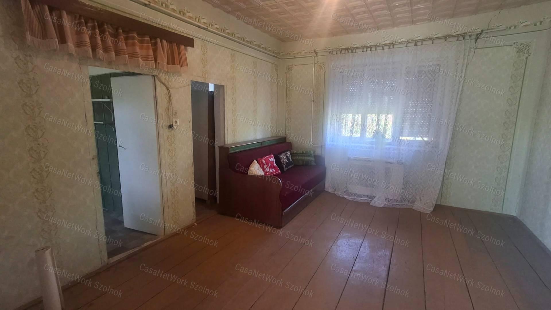 Jászkarajenőn eladó három nagyszobás vályog építésű családi ház