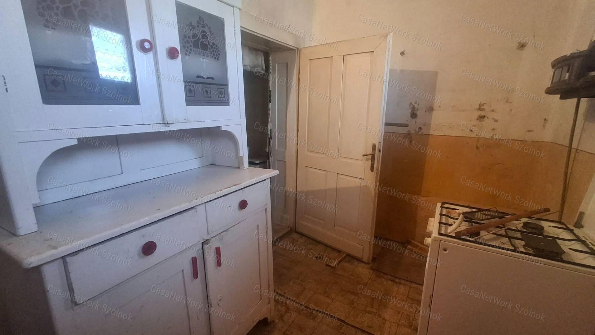 Jászkarajenőn eladó három nagyszobás vályog építésű családi ház