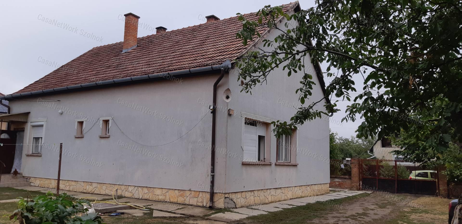 Eladó Tiszaföldváron kertes családi ház!