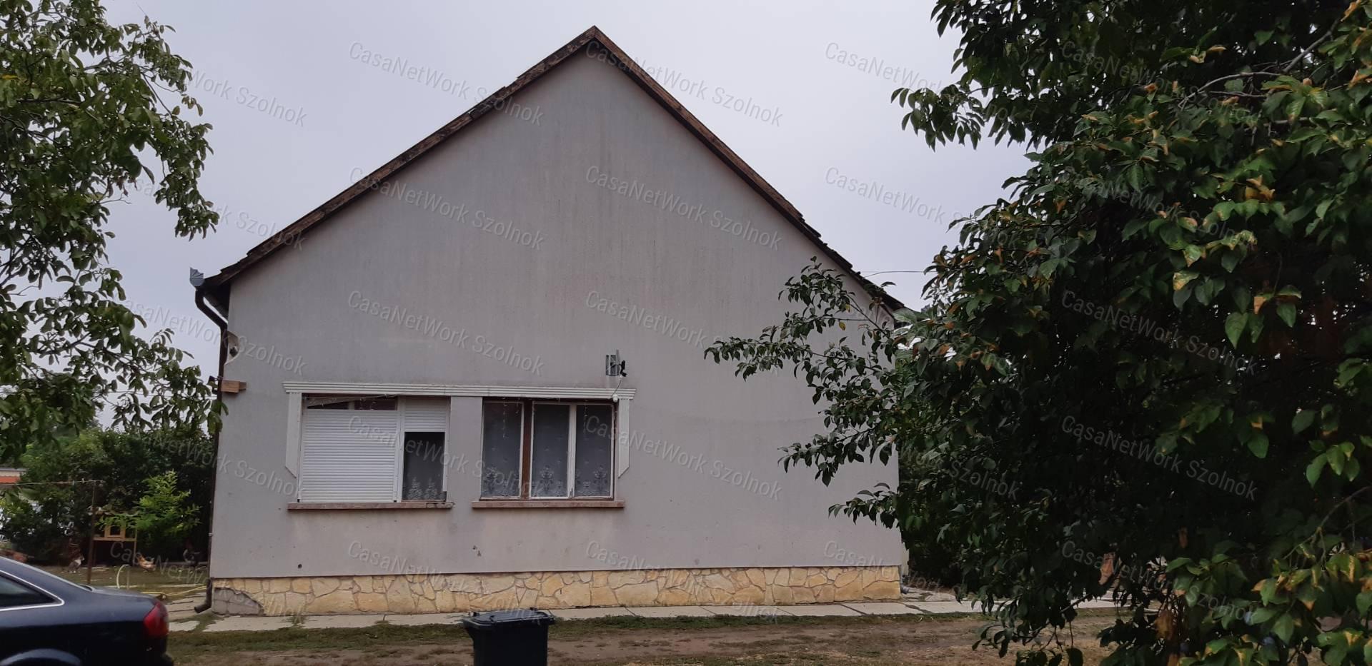 Eladó Tiszaföldváron kertes családi ház!