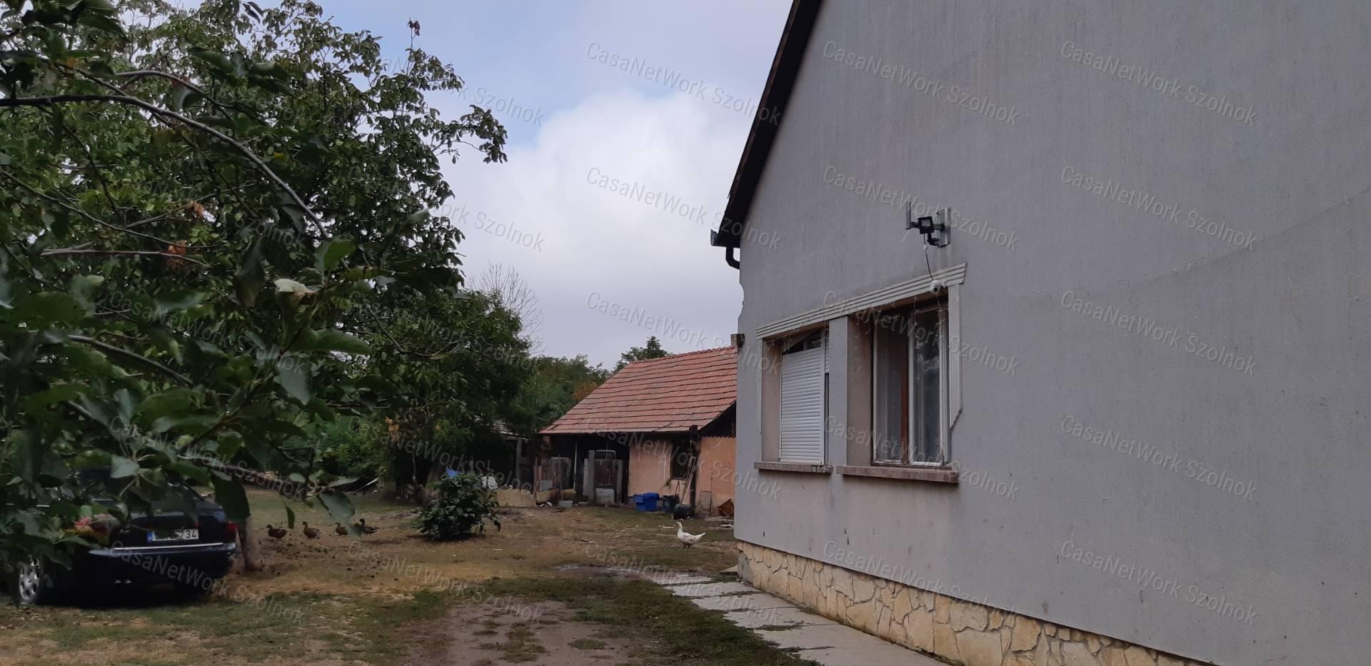 Eladó Tiszaföldváron kertes családi ház!
