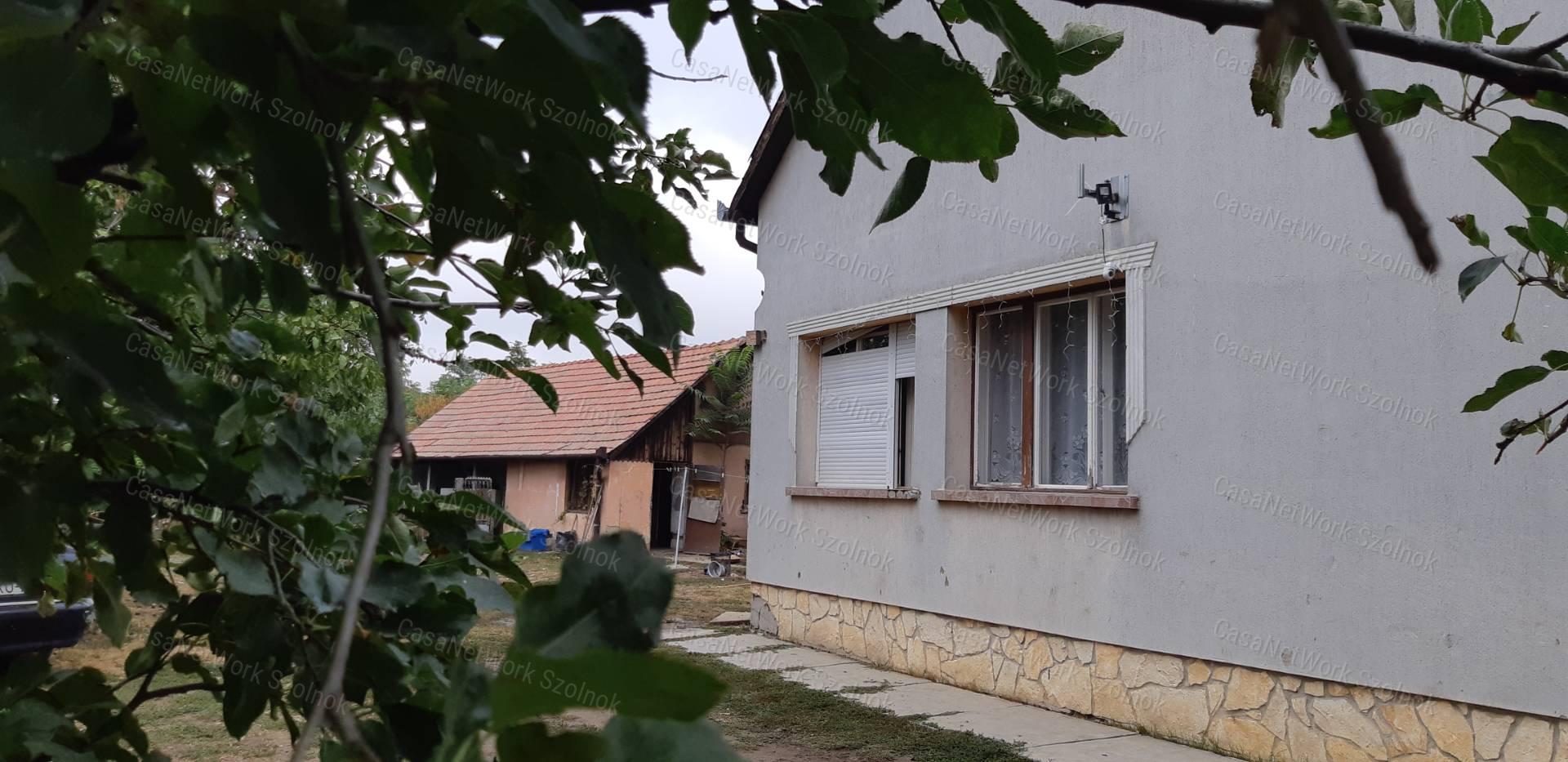 Eladó Tiszaföldváron kertes családi ház!