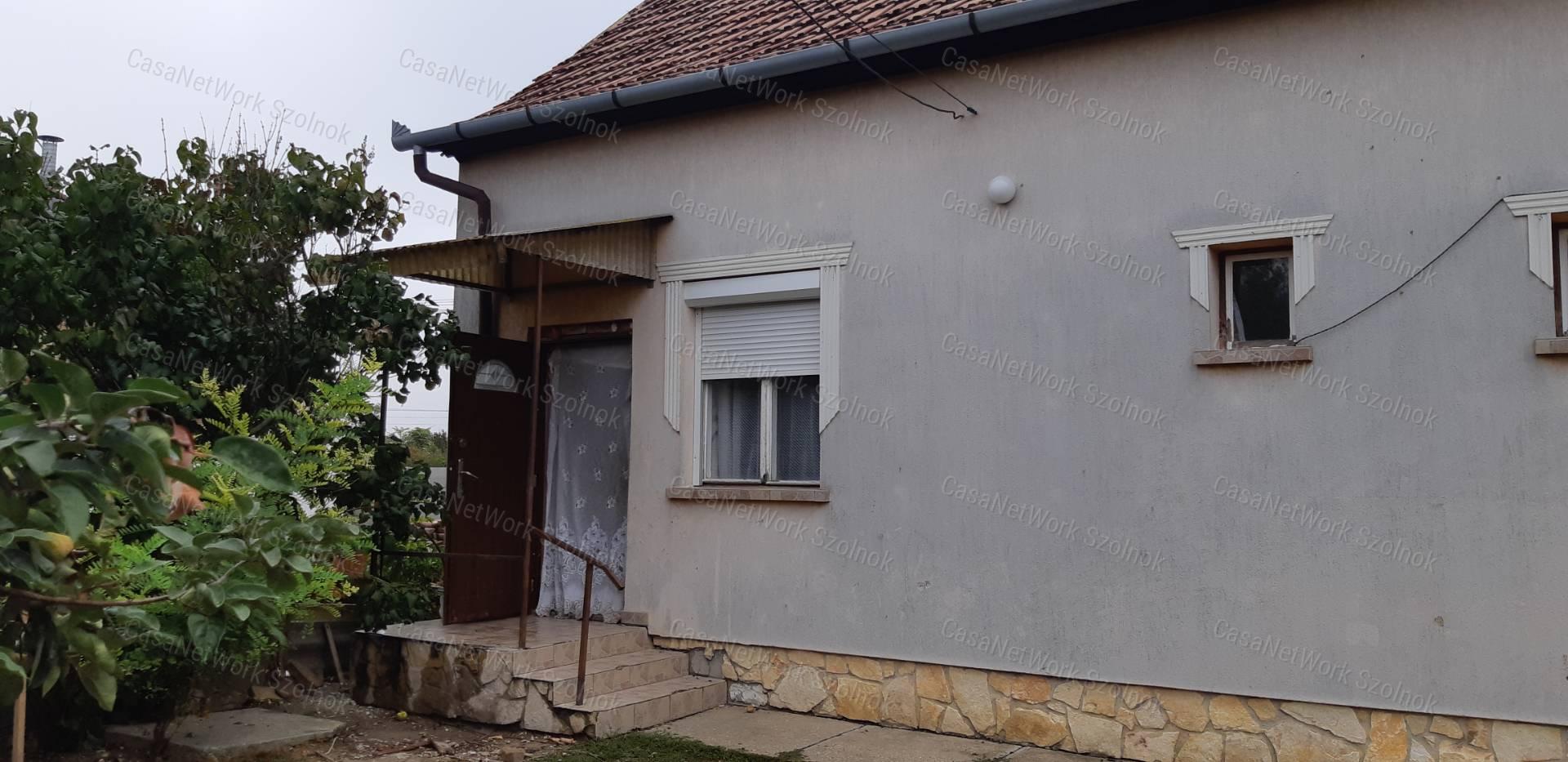 Eladó Tiszaföldváron kertes családi ház!