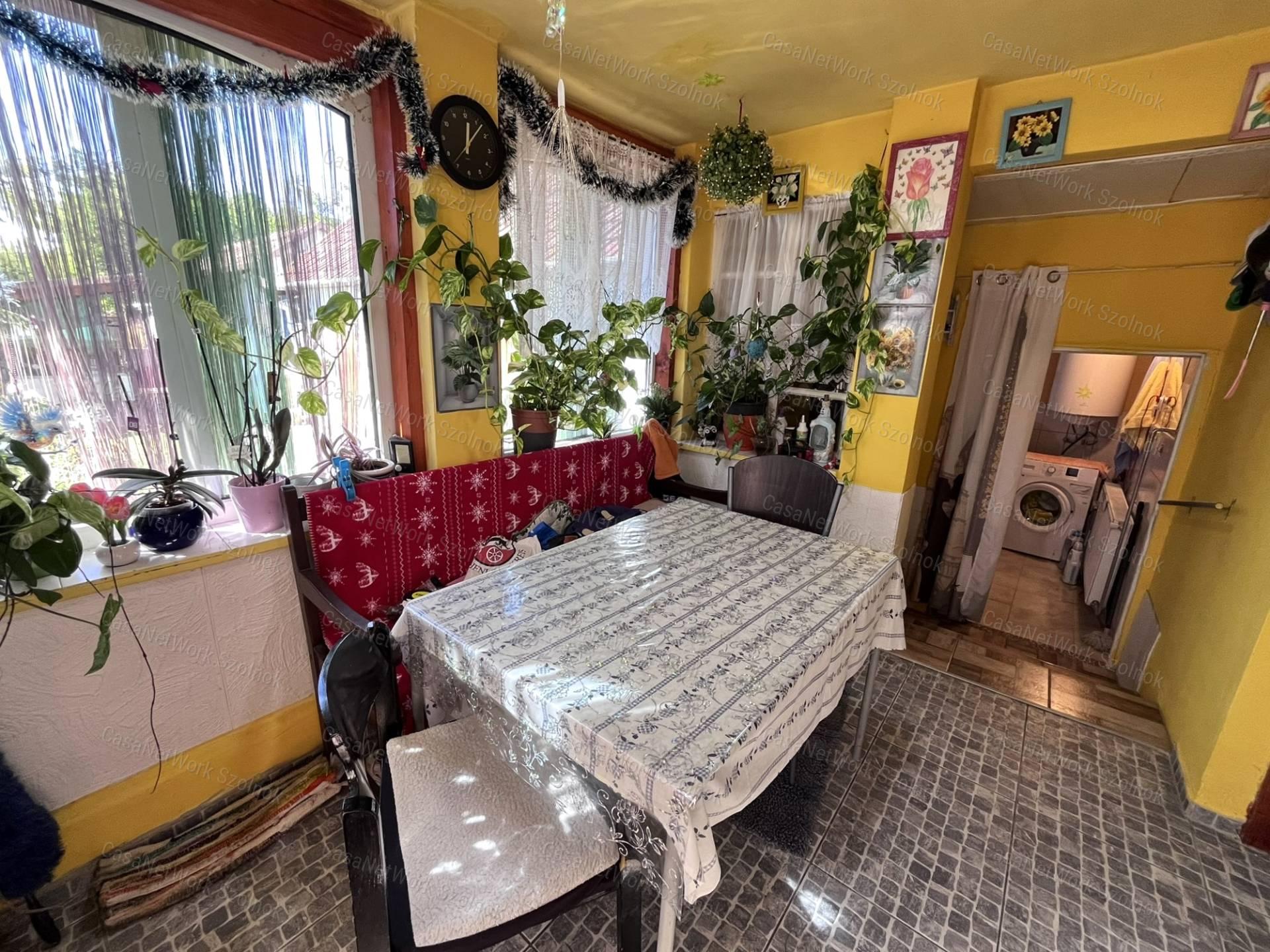 Eladó 3 szobás családi ház Jászkarajenőn