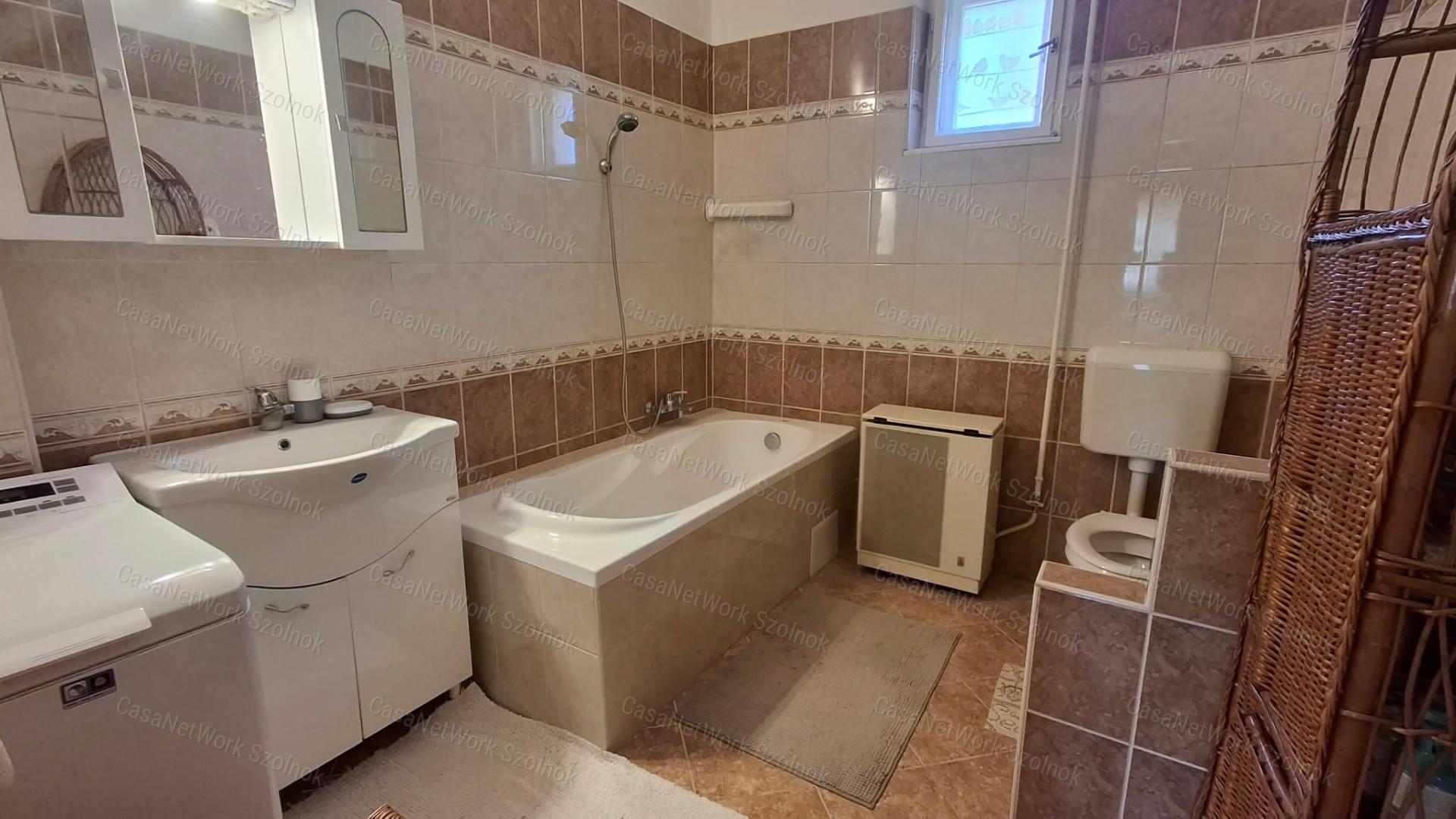 Szolnokon kétgeneráció részére alkalmas családi ház eladó