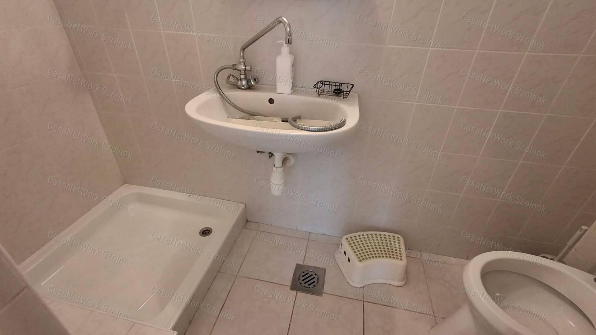 Szolnokon kétgeneráció részére alkalmas családi ház eladó