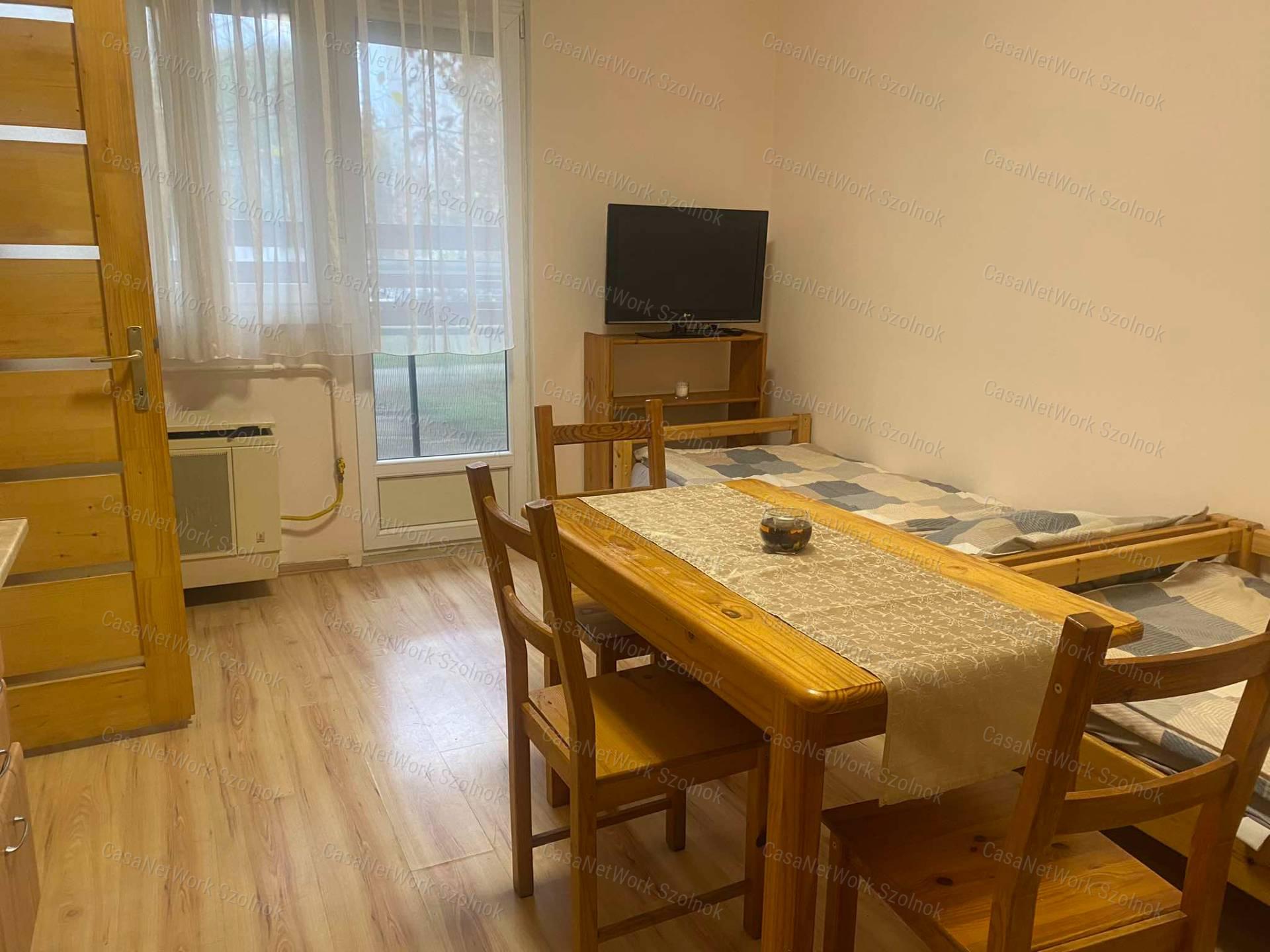 Szolnokon a Kassai úton 1,5 szobás, földszinti lakás kiadó