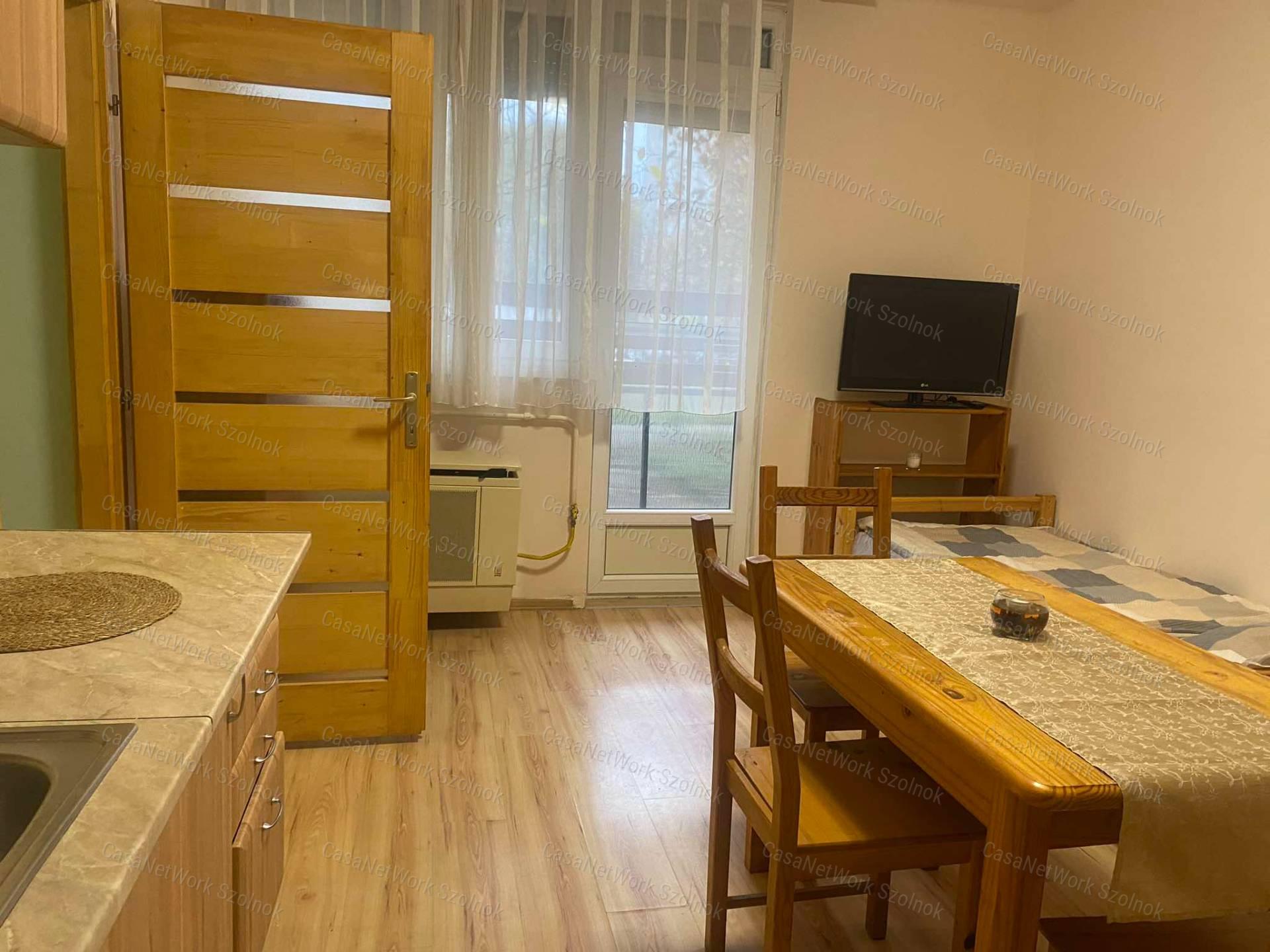 Szolnokon a Kassai úton 1,5 szobás, földszinti lakás kiadó