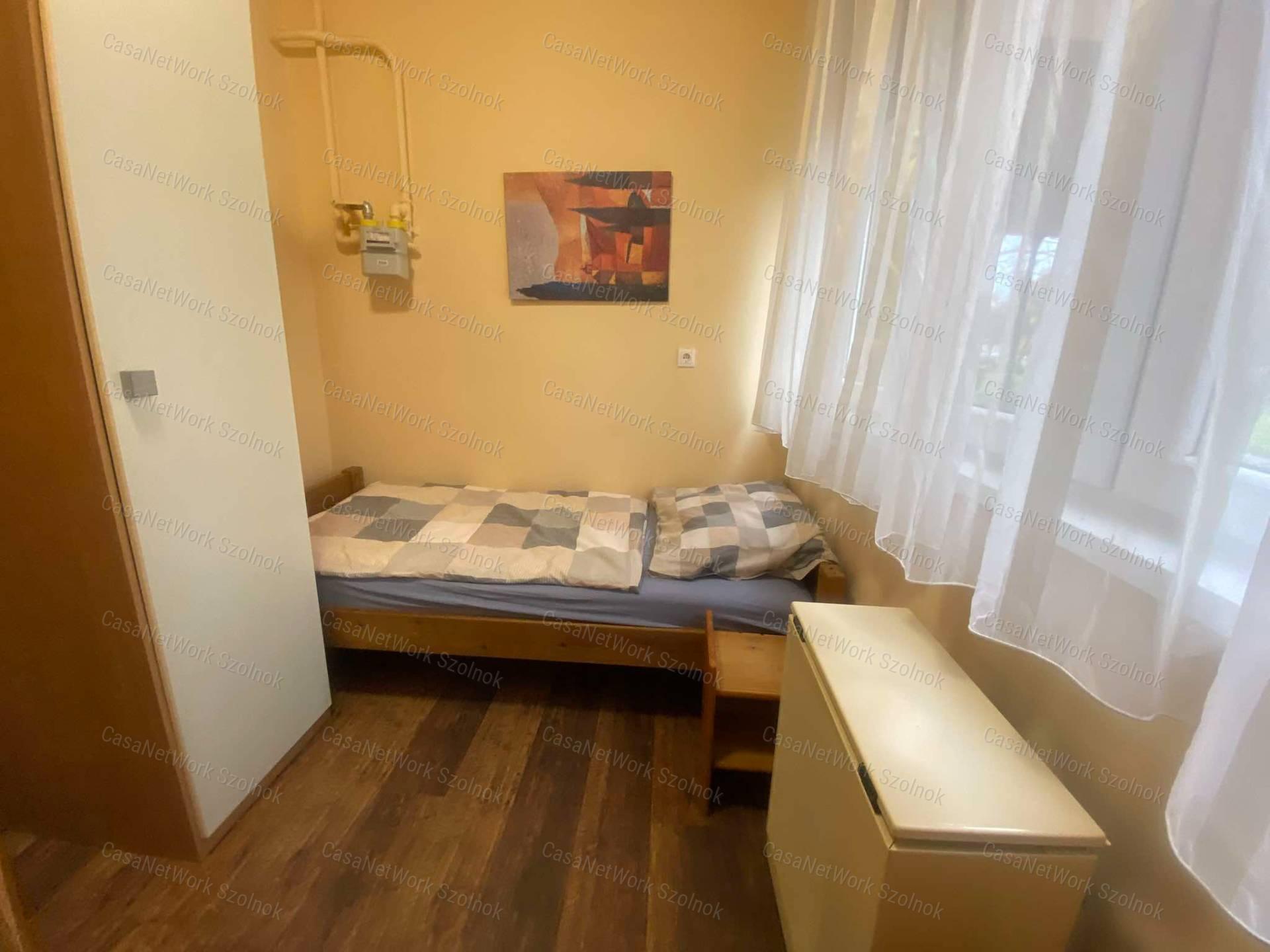 Szolnokon a Kassai úton 1,5 szobás, földszinti lakás kiadó