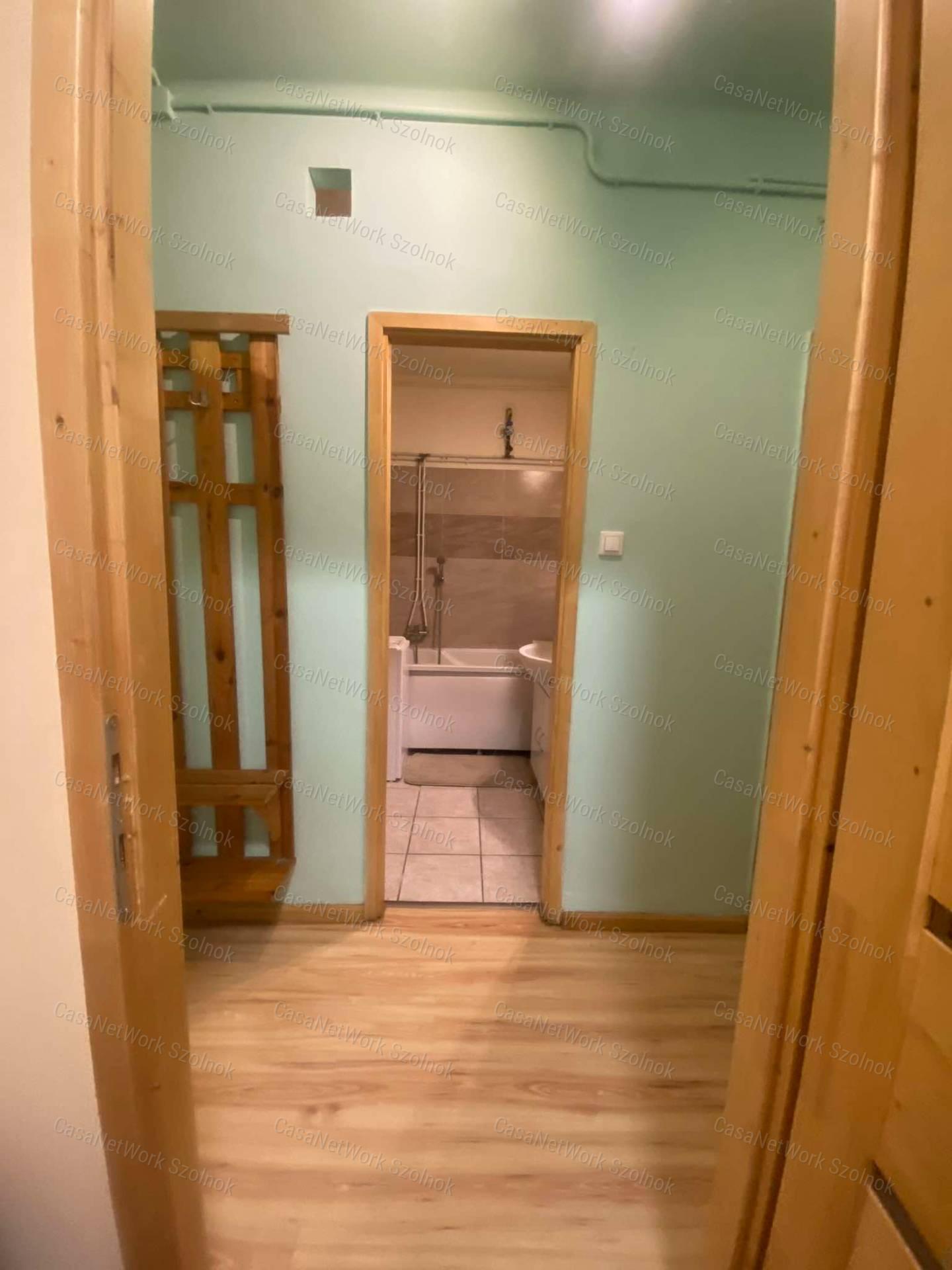 Szolnokon a Kassai úton 1,5 szobás, földszinti lakás kiadó