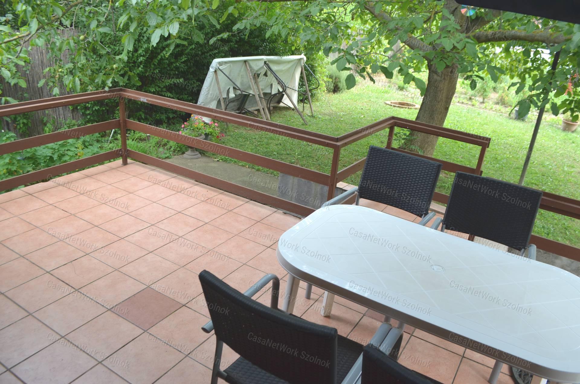 Szolnokon az Alcsiszigeten, 50 m2-es lakóvezeti nyaraló eladó