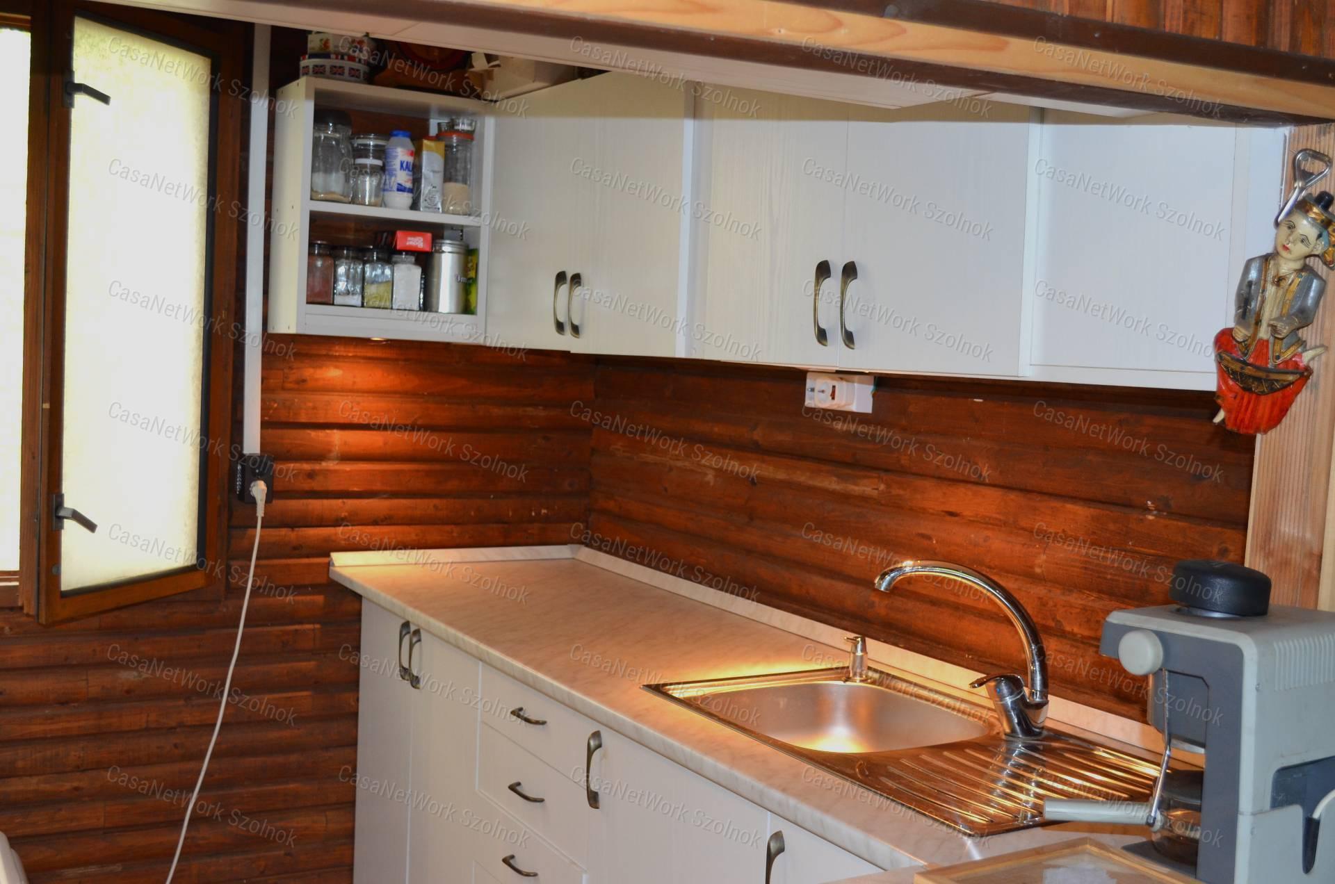 Szolnokon az Alcsiszigeten, 50 m2-es lakóvezeti nyaraló eladó