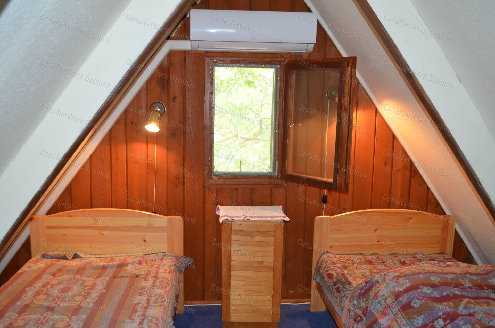 Szolnokon az Alcsiszigeten, 50 m2-es lakóvezeti nyaraló eladó
