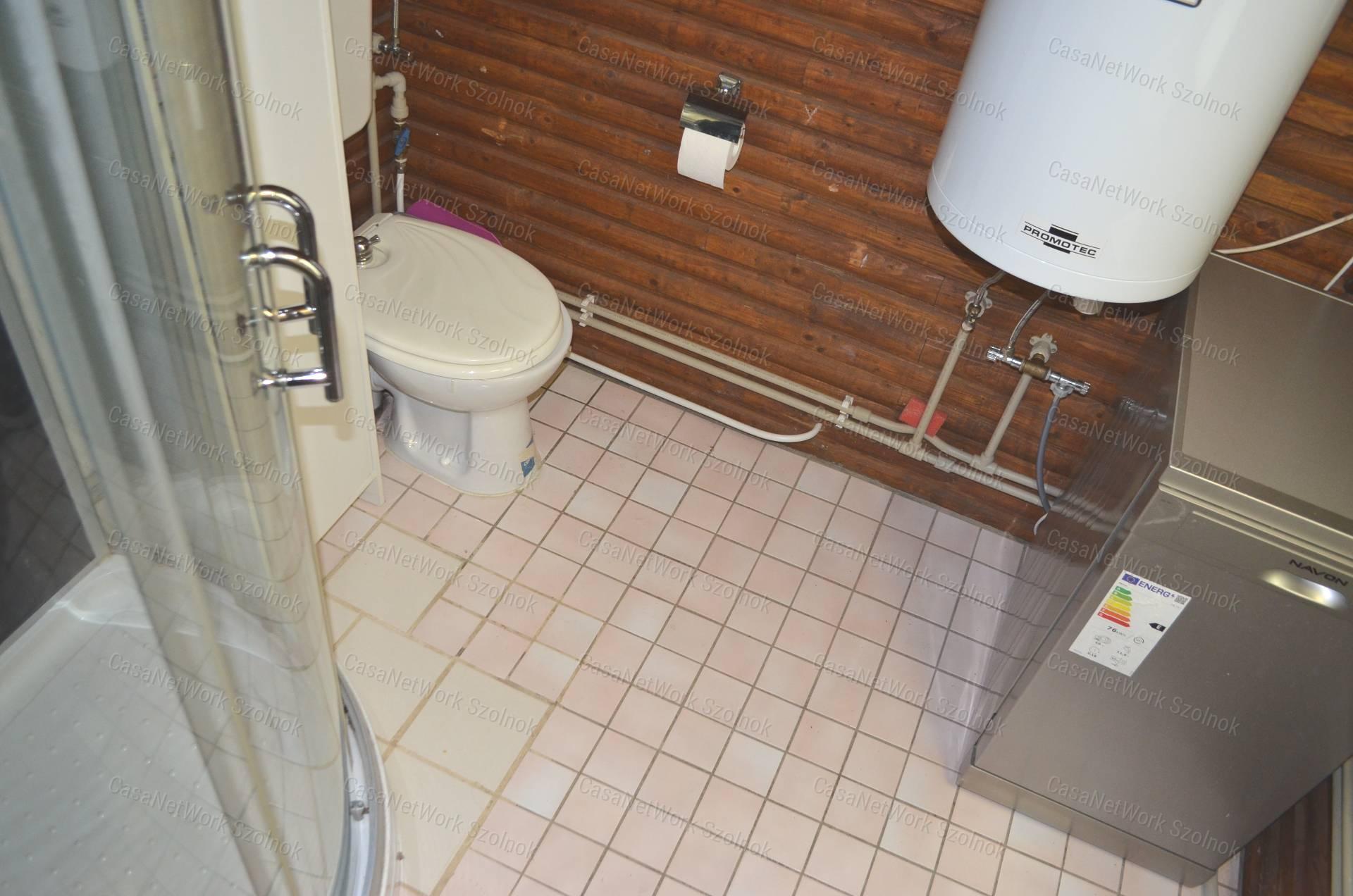 Szolnokon az Alcsiszigeten, 50 m2-es lakóvezeti nyaraló eladó