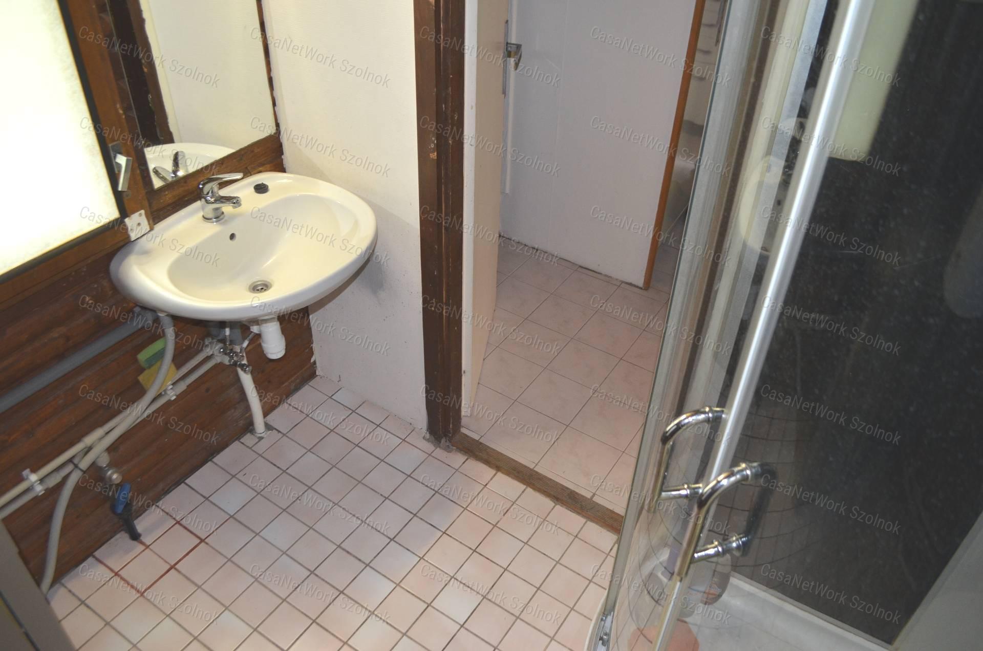 Szolnokon az Alcsiszigeten, 50 m2-es lakóvezeti nyaraló eladó
