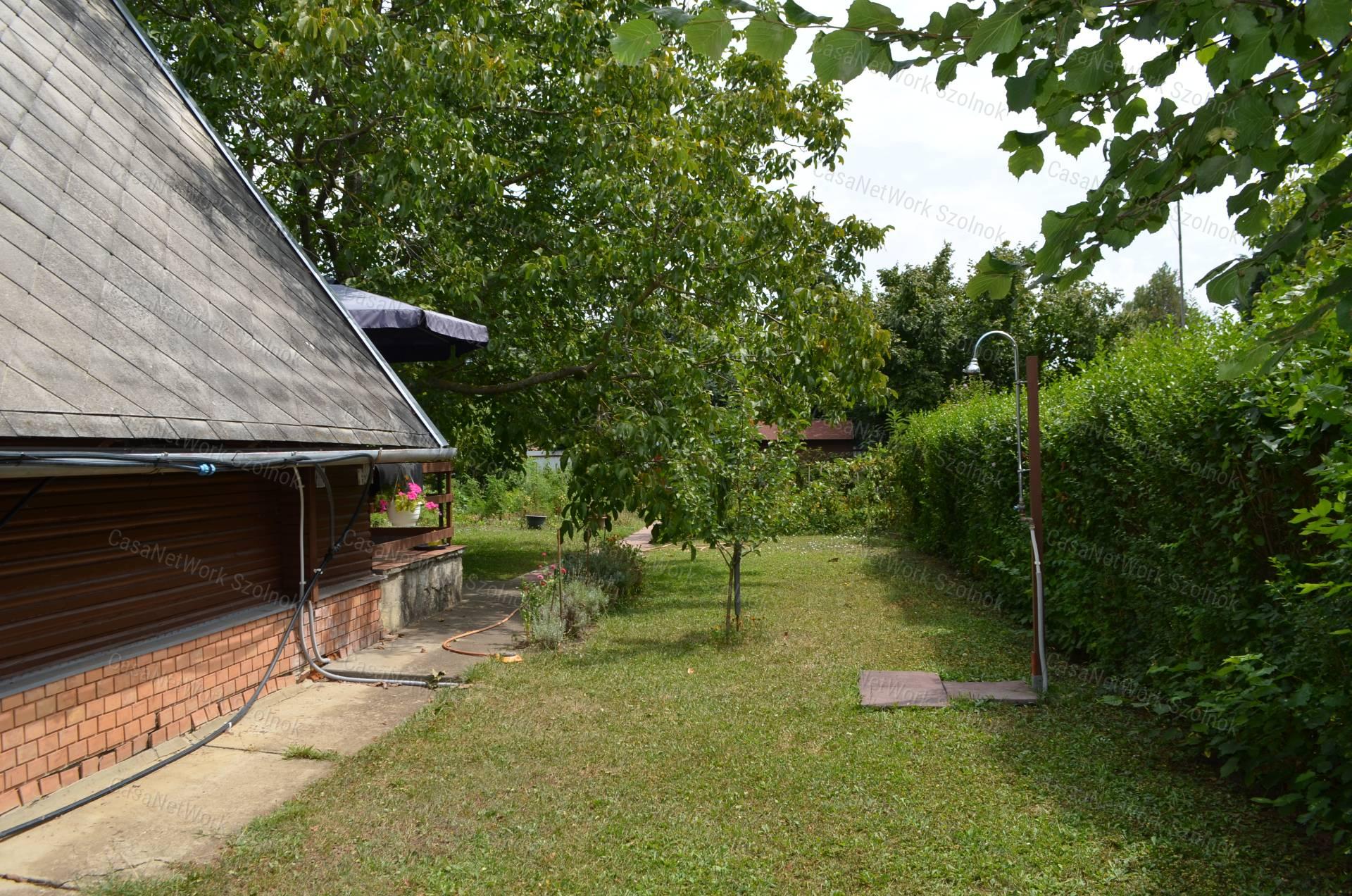 Szolnokon az Alcsiszigeten, 50 m2-es lakóvezeti nyaraló eladó
