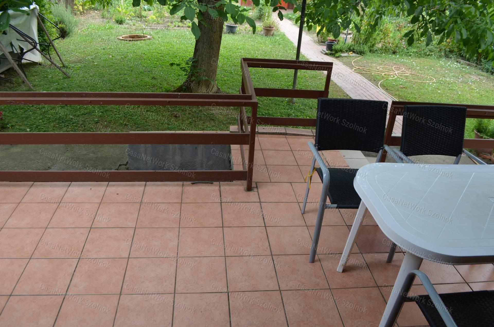 Szolnokon az Alcsiszigeten, 50 m2-es lakóvezeti nyaraló eladó