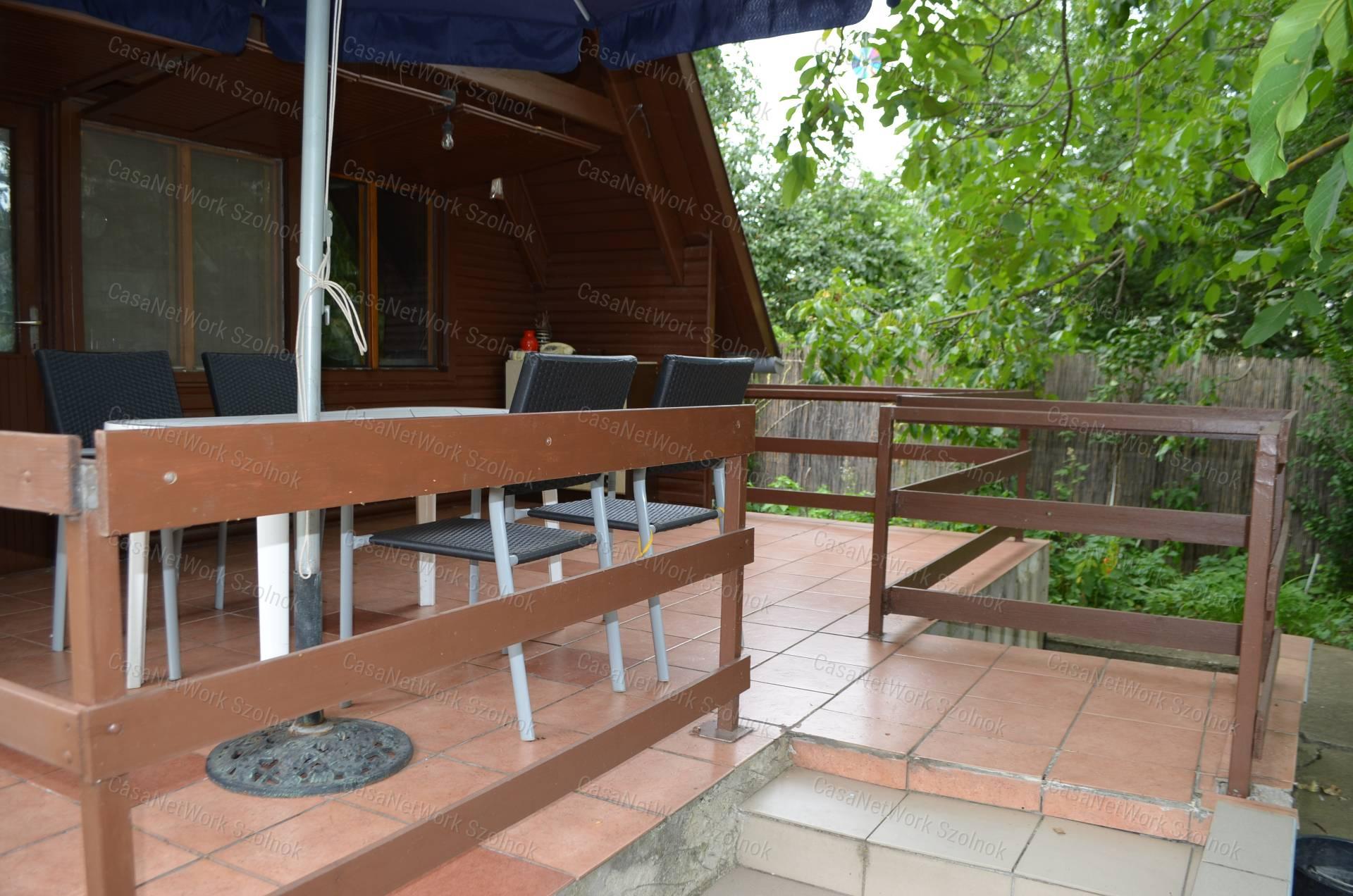 Szolnokon az Alcsiszigeten, 50 m2-es lakóvezeti nyaraló eladó
