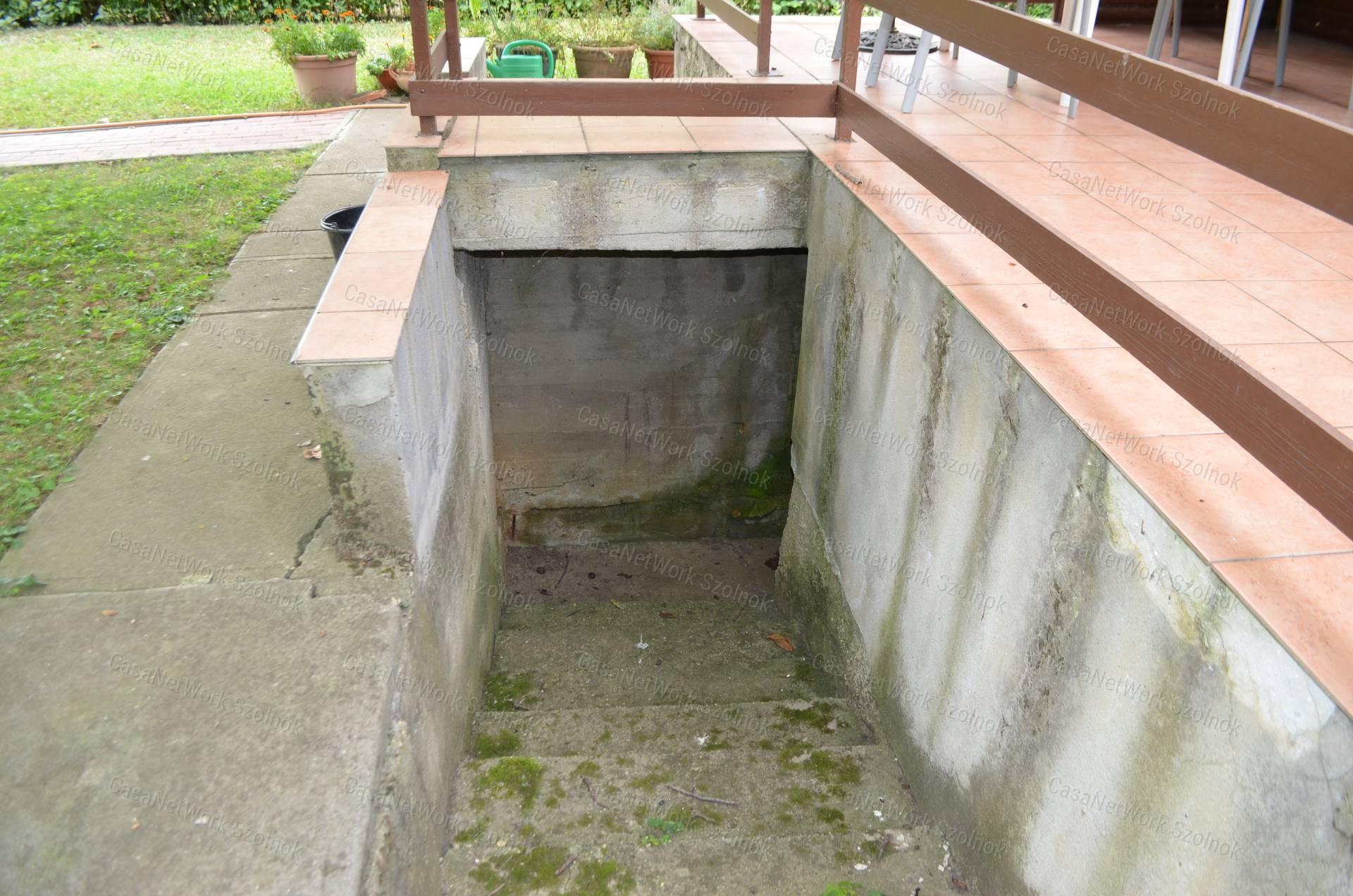 Szolnokon az Alcsiszigeten, 50 m2-es lakóvezeti nyaraló eladó