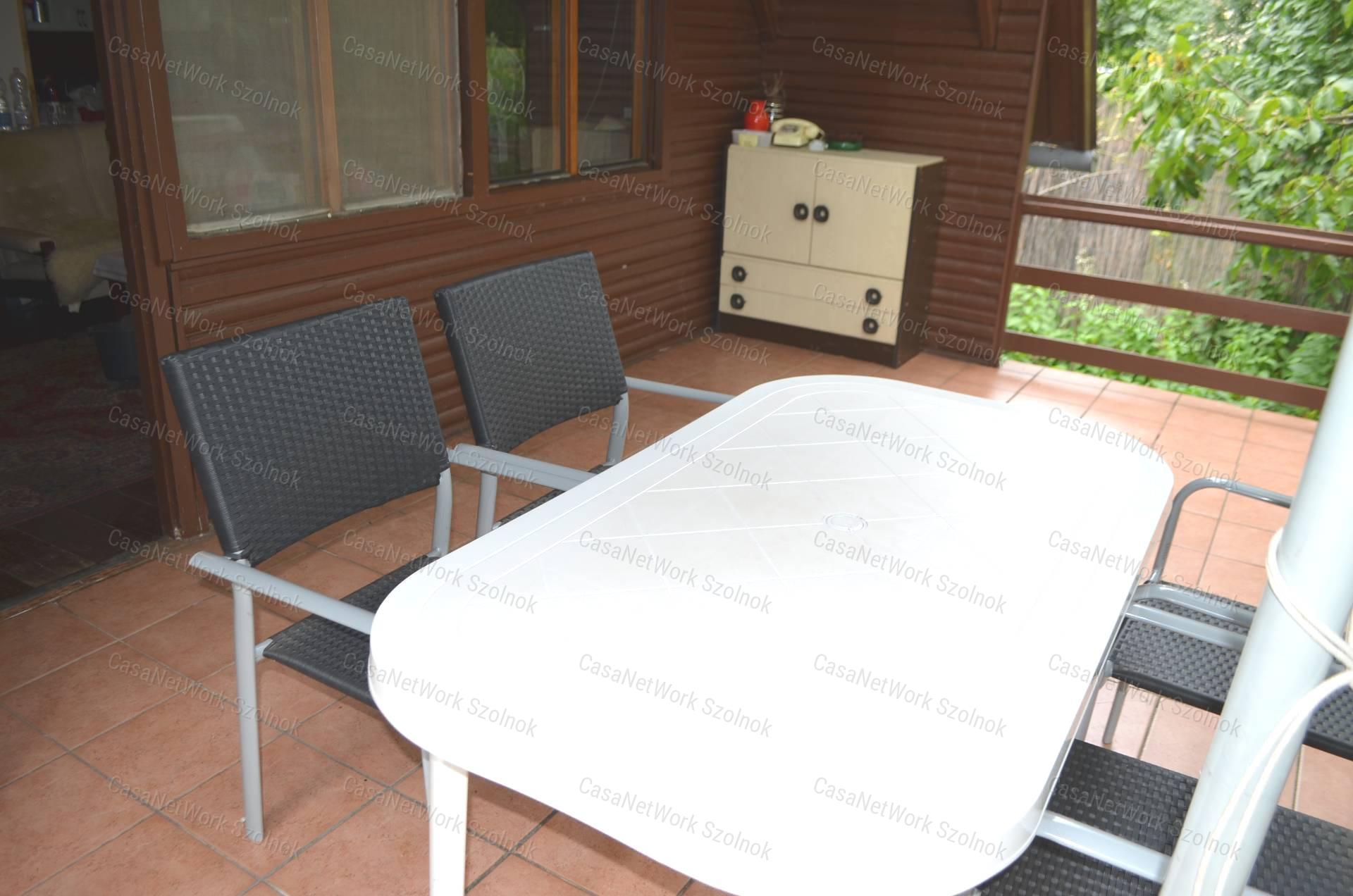 Szolnokon az Alcsiszigeten, 50 m2-es lakóvezeti nyaraló eladó