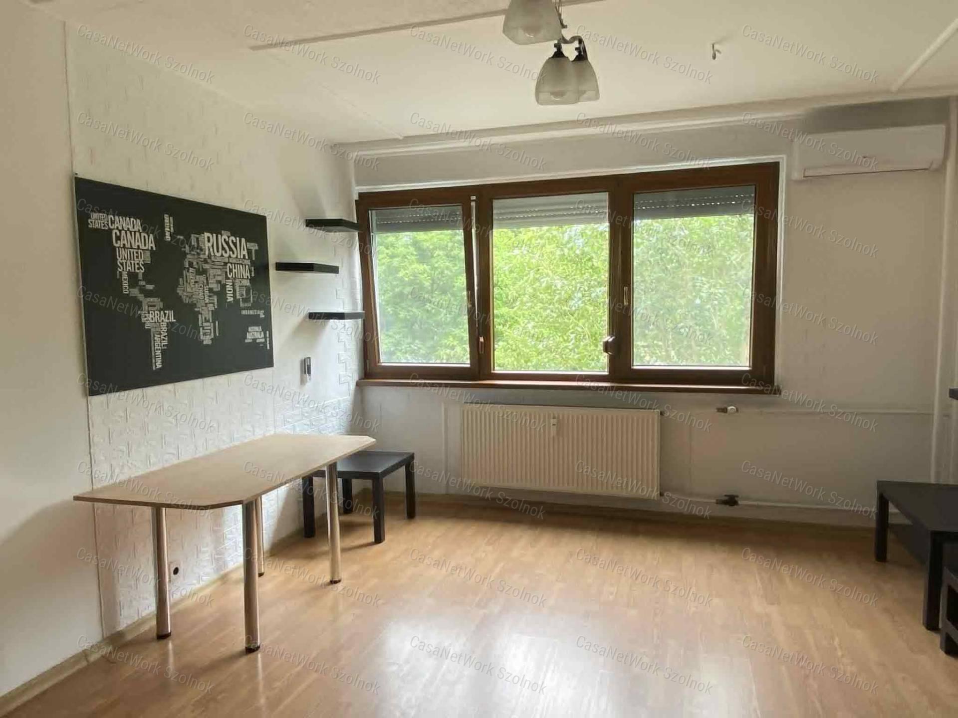 Szolnokon a Belvárosban az Ispán krt-on 1,5 szobás lakás kiadó