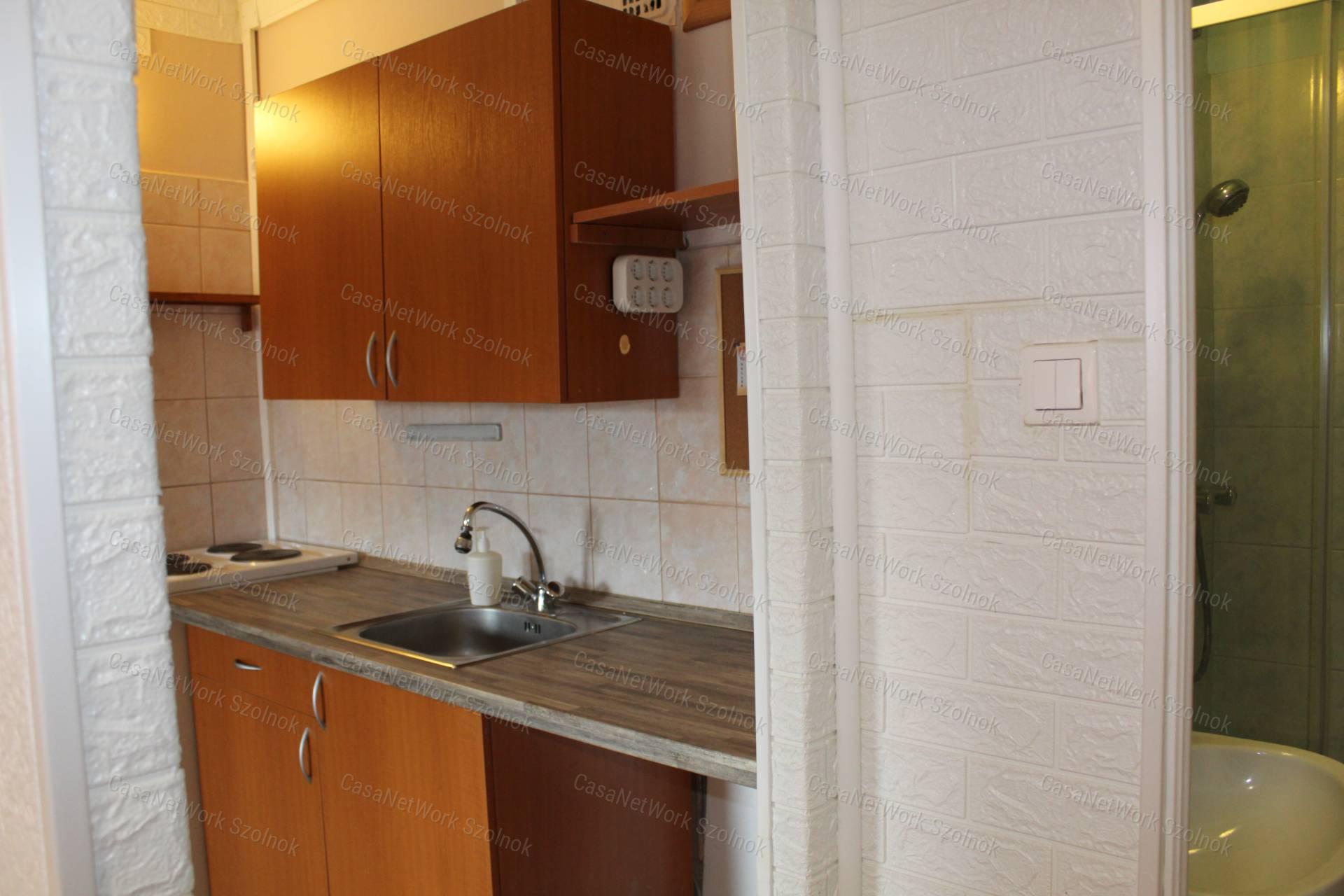 Szolnokon a Belvárosban az Ispán krt-on 1,5 szobás lakás kiadó
