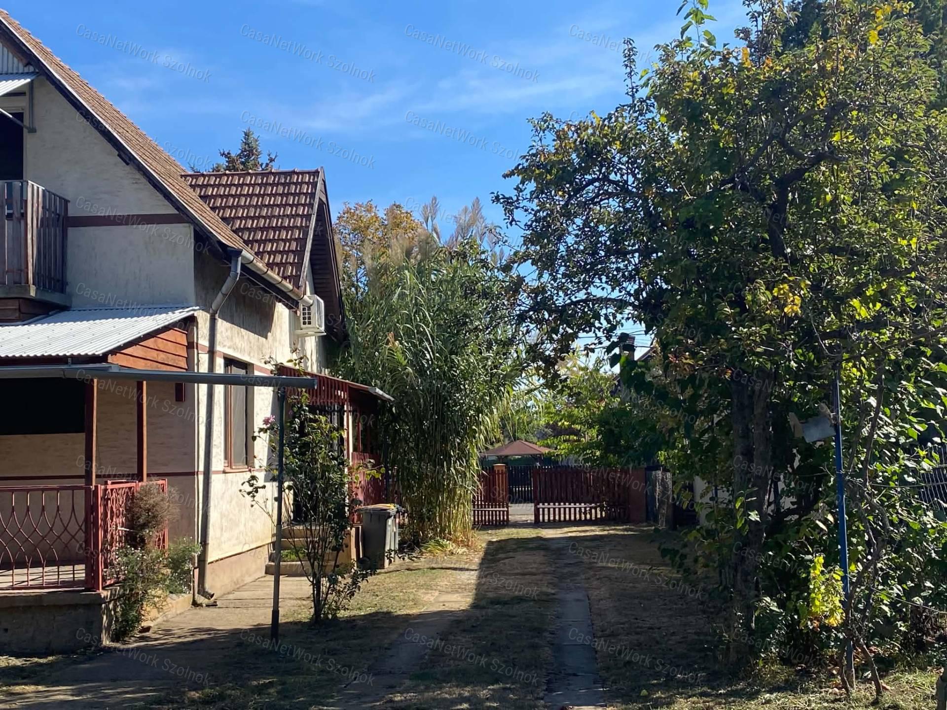 Szolnokon 2+2 szobás családi ház eladó!