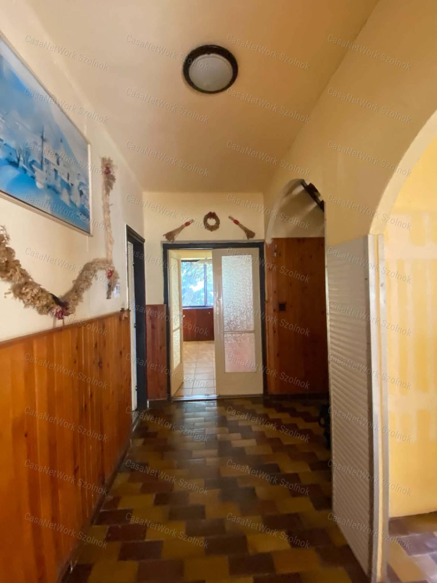 Szolnokon 2+2 szobás családi ház eladó!
