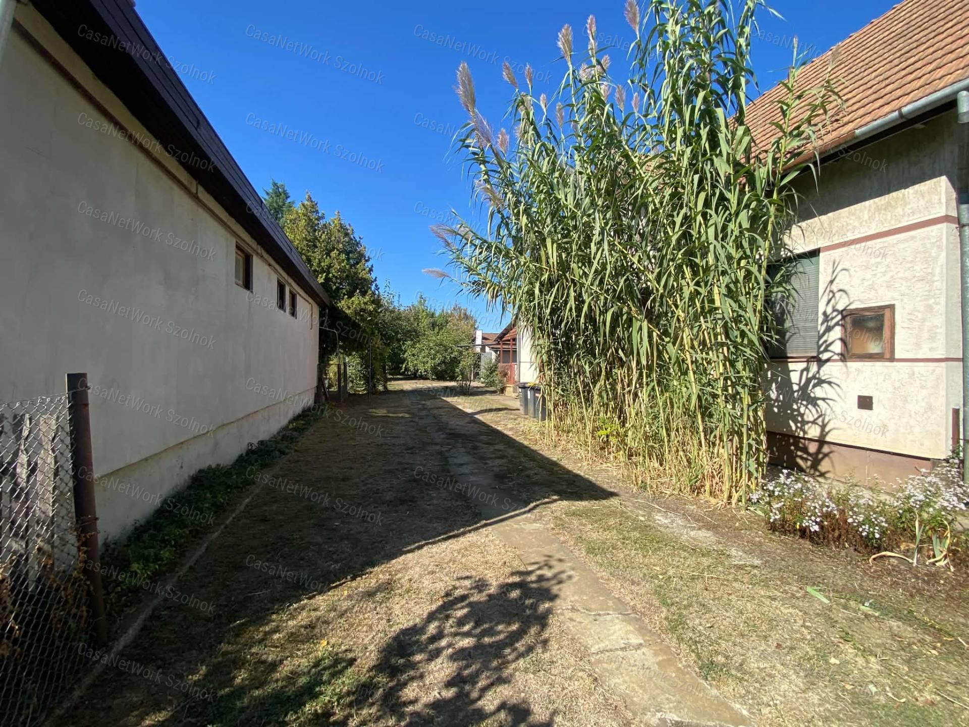 Szolnokon 2+2 szobás családi ház eladó!