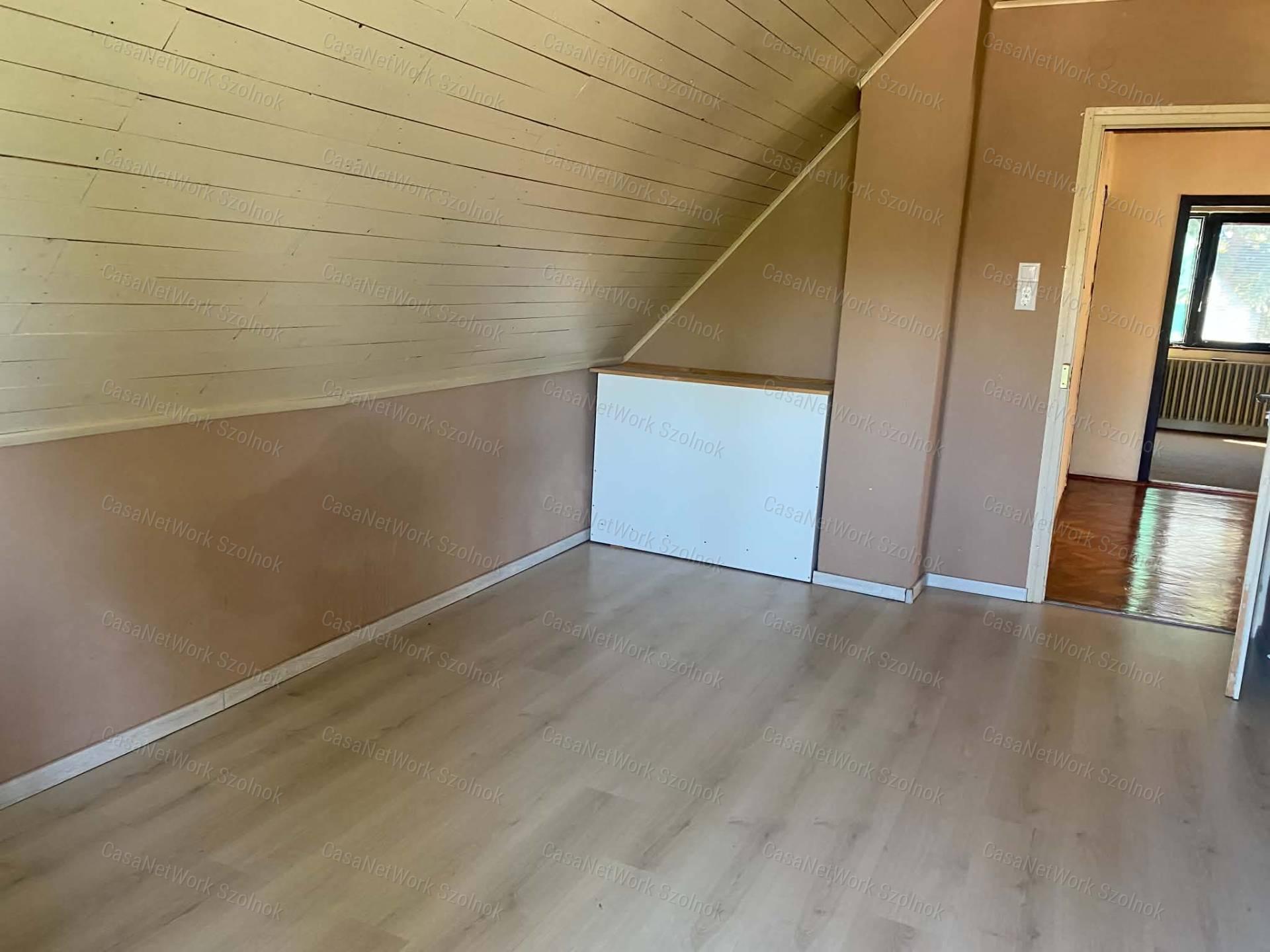 Szolnokon 2+2 szobás családi ház eladó!