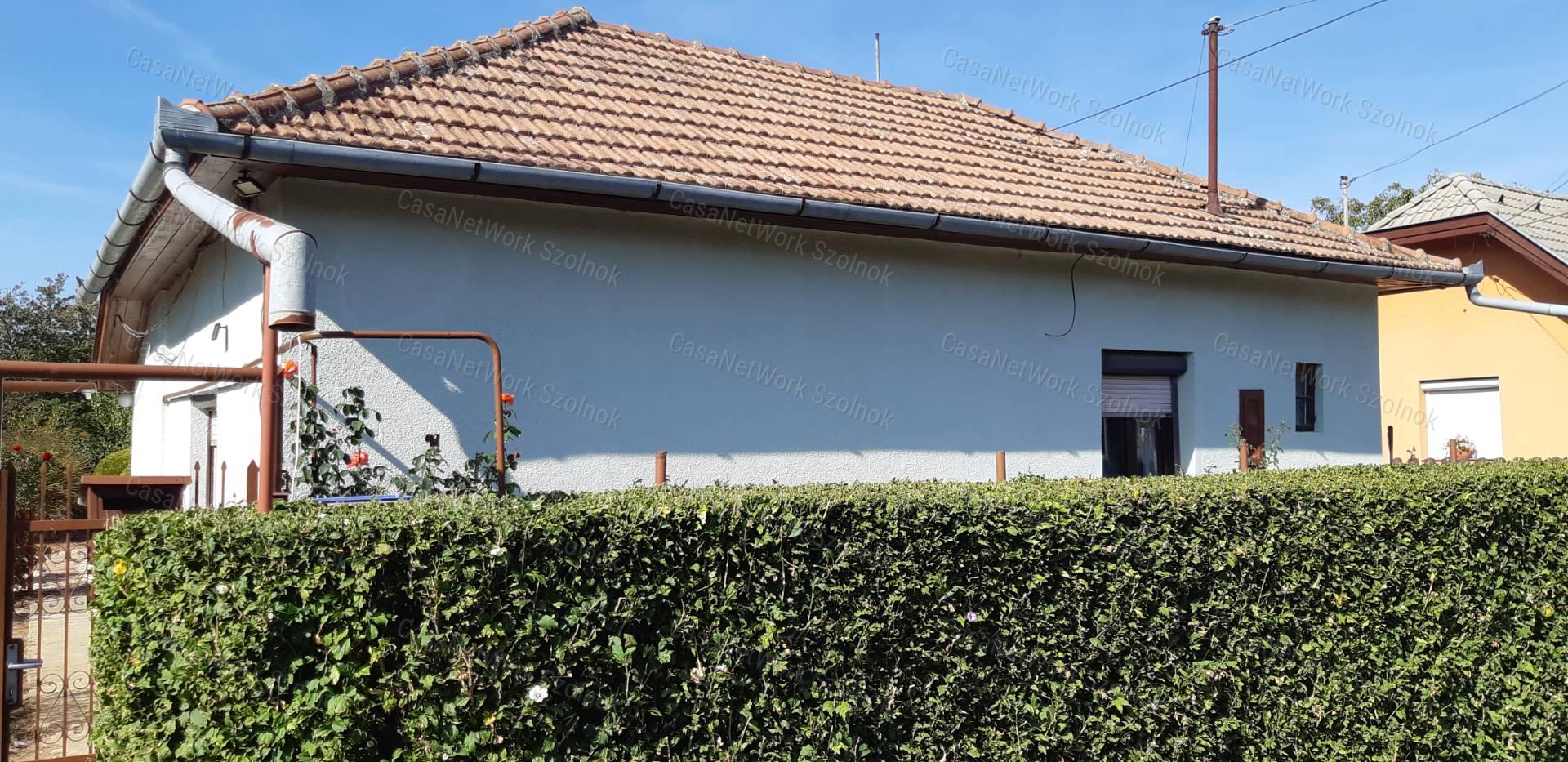 Rákóczifalván eladó jó állapotú kertes családi ház!