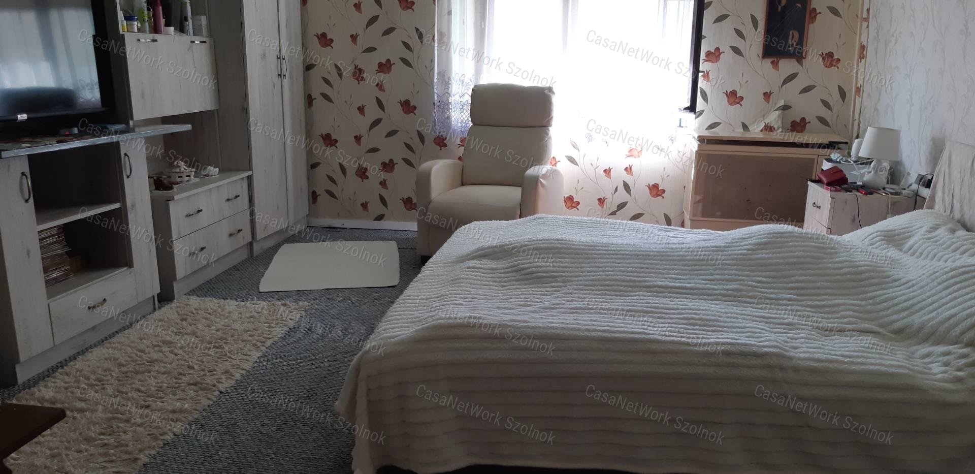 Rákóczifalván eladó jó állapotú kertes családi ház!