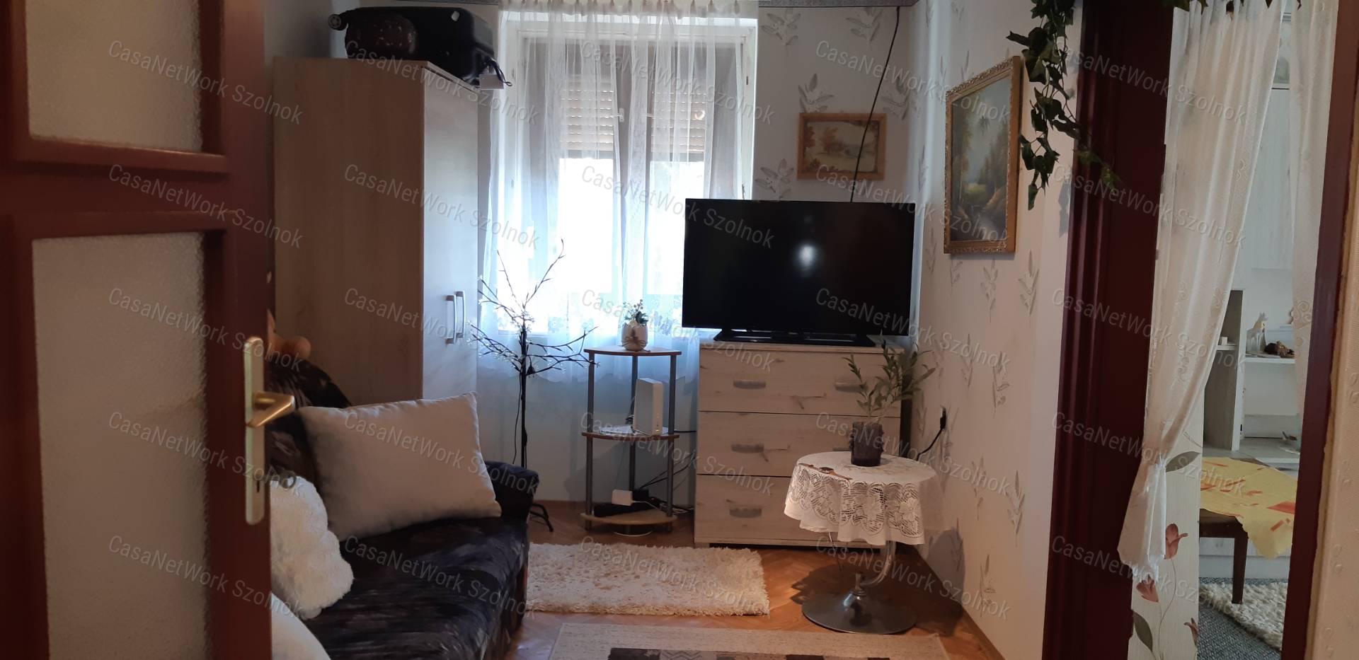 Rákóczifalván eladó jó állapotú kertes családi ház!
