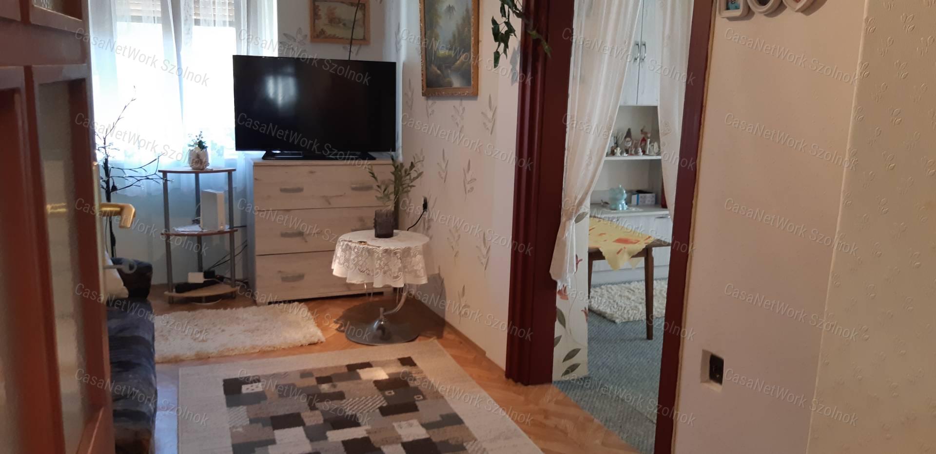 Rákóczifalván eladó jó állapotú kertes családi ház!