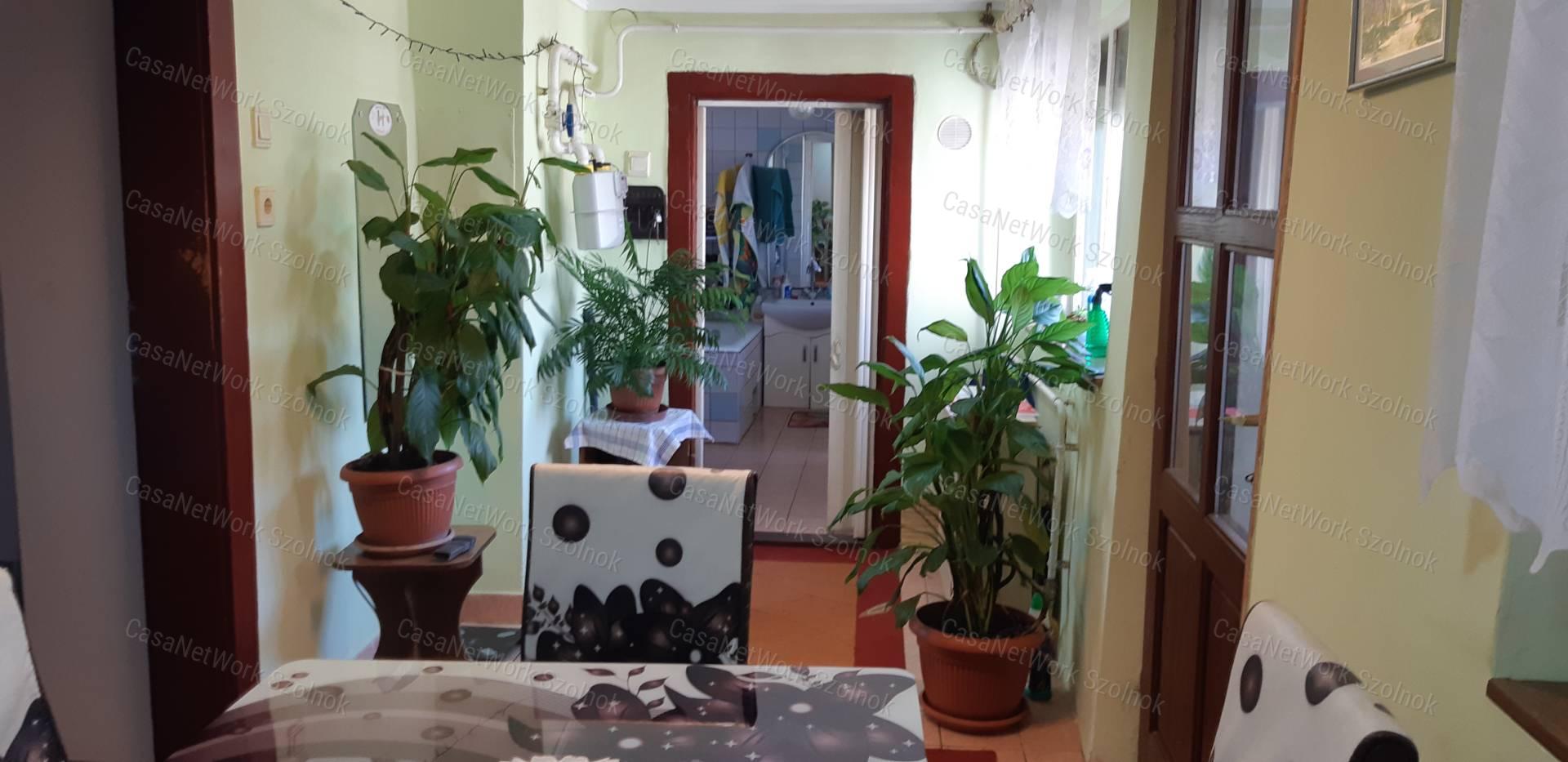 Rákóczifalván eladó jó állapotú kertes családi ház!