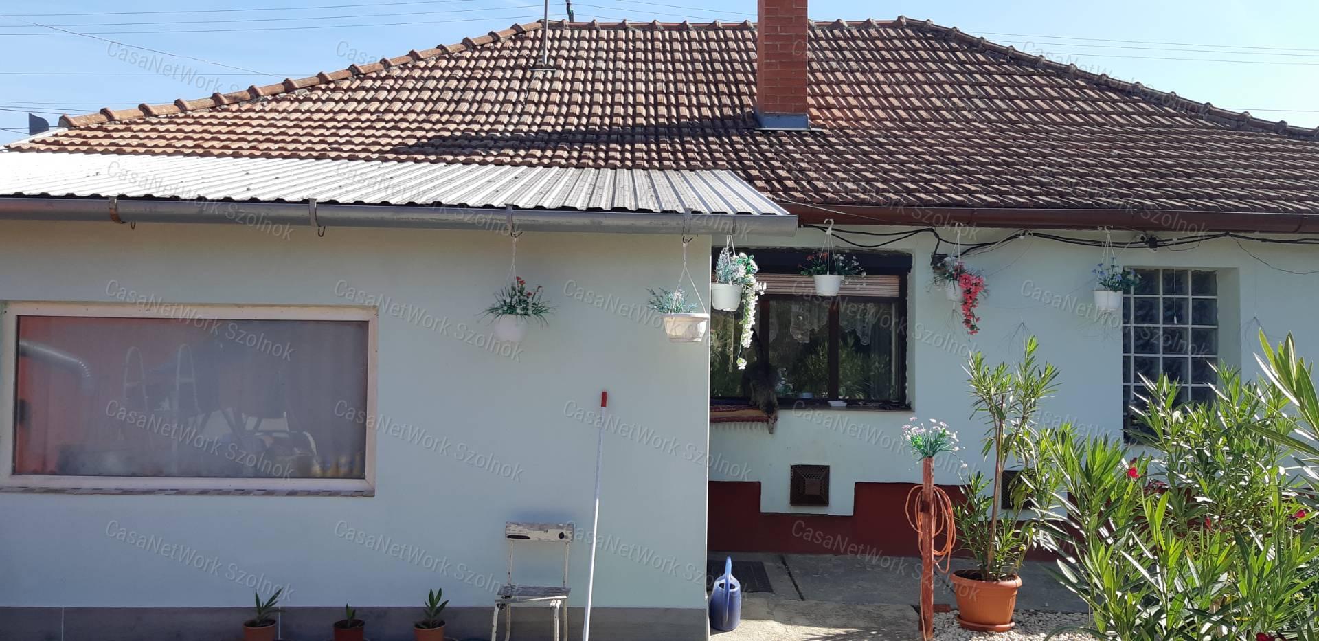 Rákóczifalván eladó jó állapotú kertes családi ház!