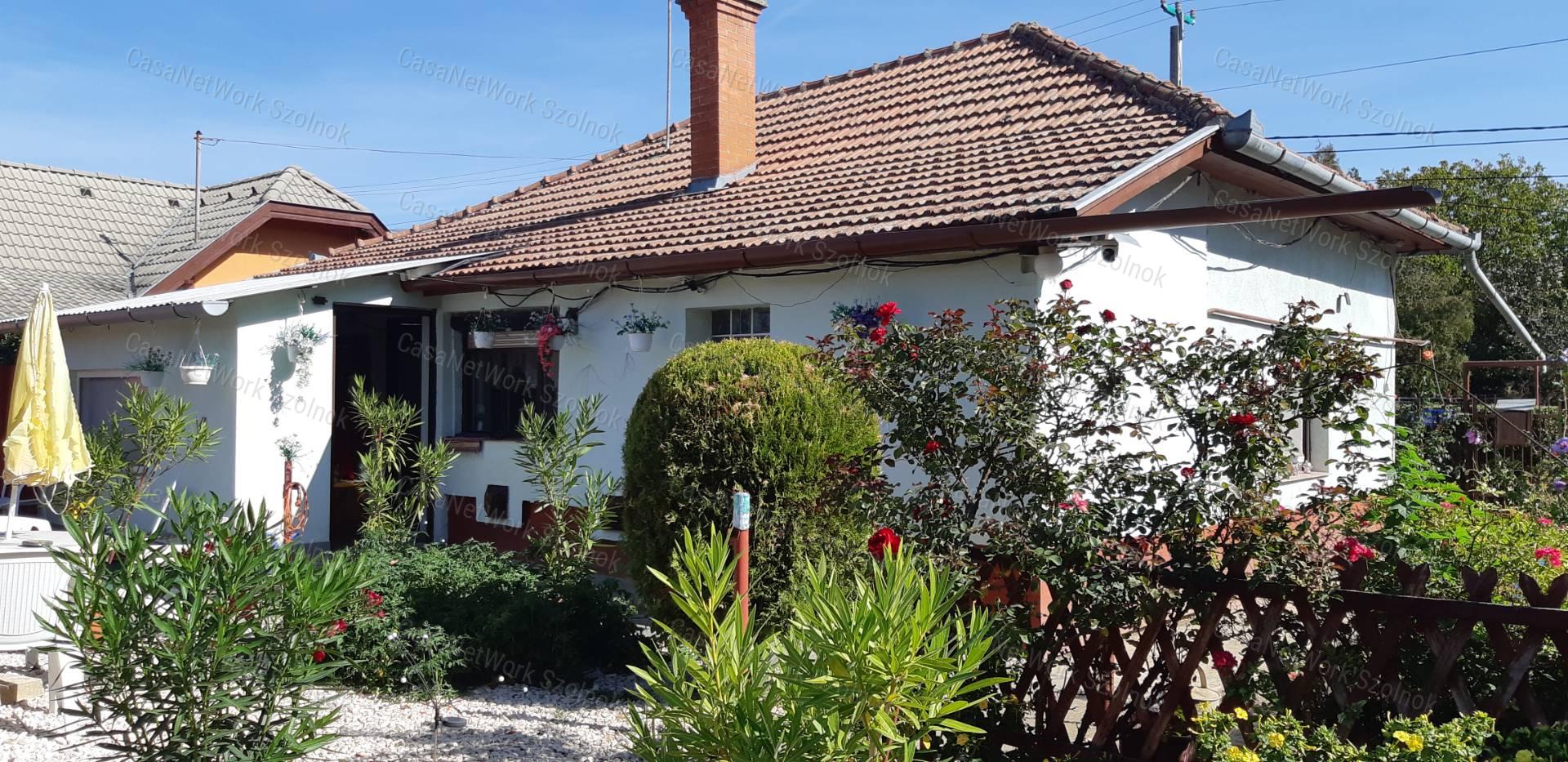 Rákóczifalván eladó jó állapotú kertes családi ház!