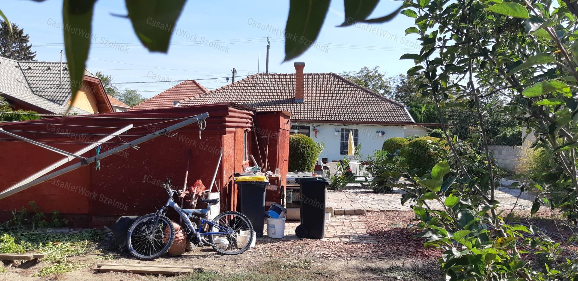 Rákóczifalván eladó jó állapotú kertes családi ház!