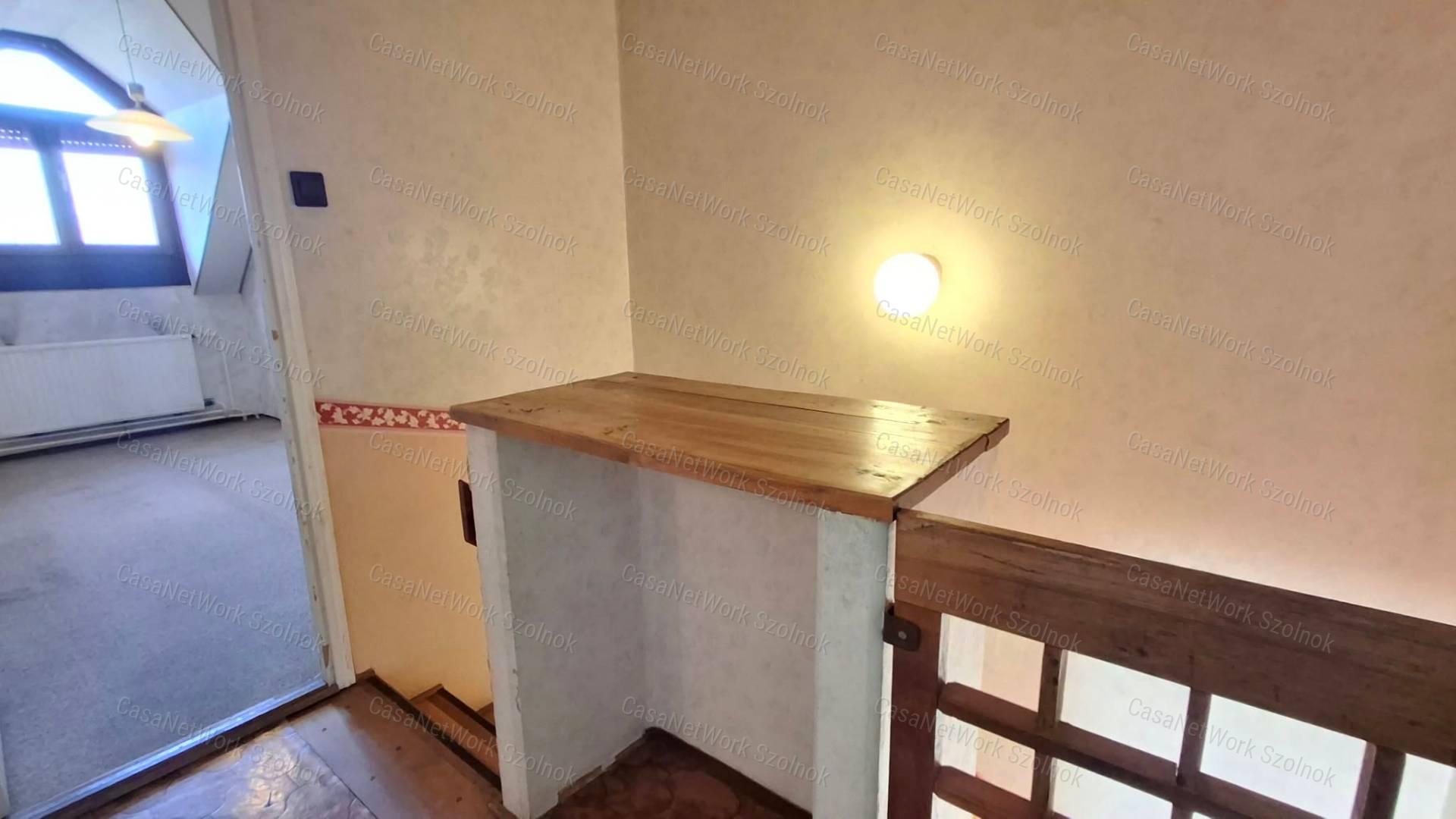 Szolnokon kétszintes szélső telken elhelyezkedő sorházi lakás eladó