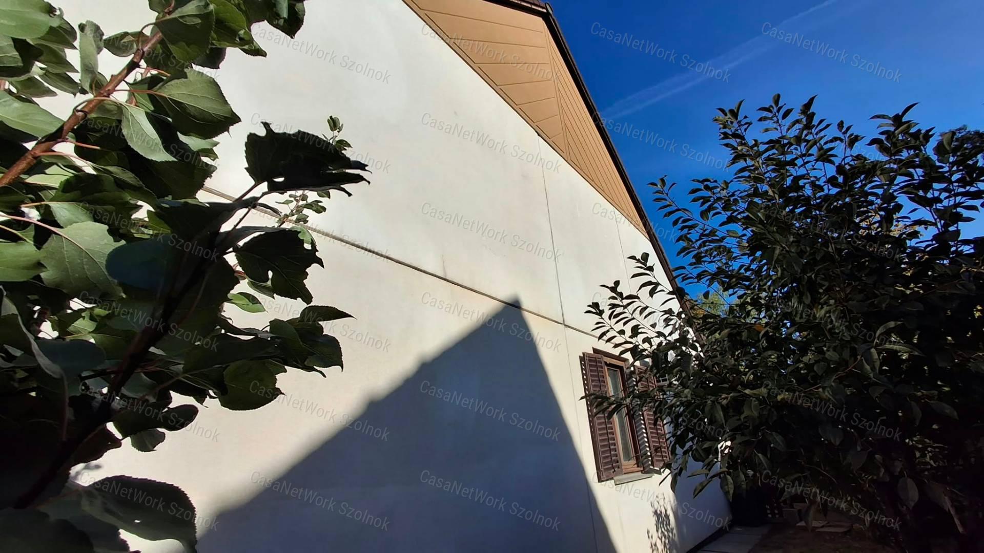 Szolnokon kétszintes szélső telken elhelyezkedő sorházi lakás eladó