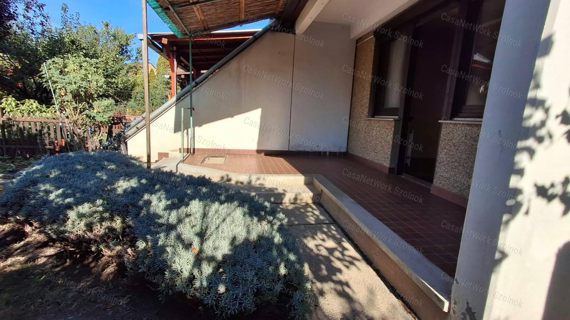 Szolnokon kétszintes szélső telken elhelyezkedő sorházi lakás eladó