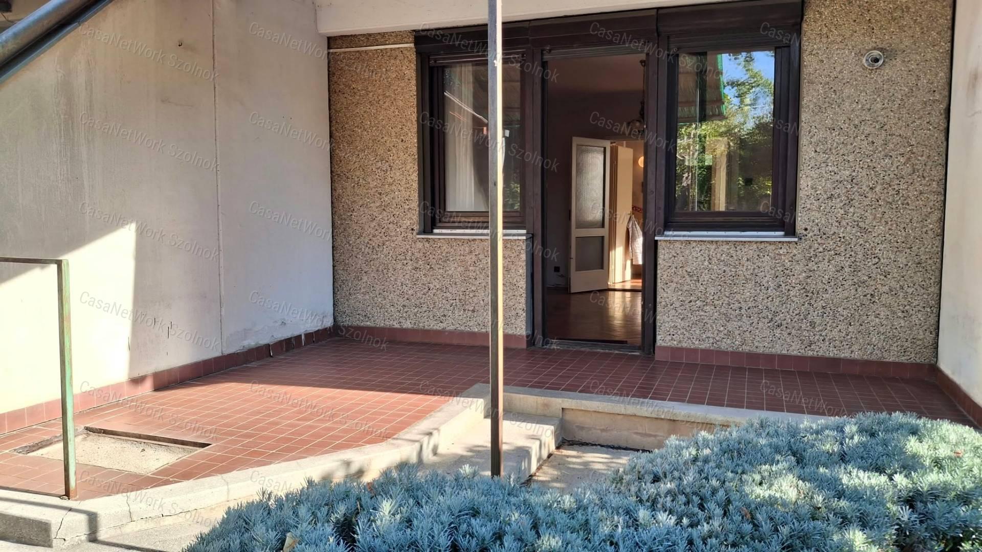 Szolnokon kétszintes szélső telken elhelyezkedő sorházi lakás eladó