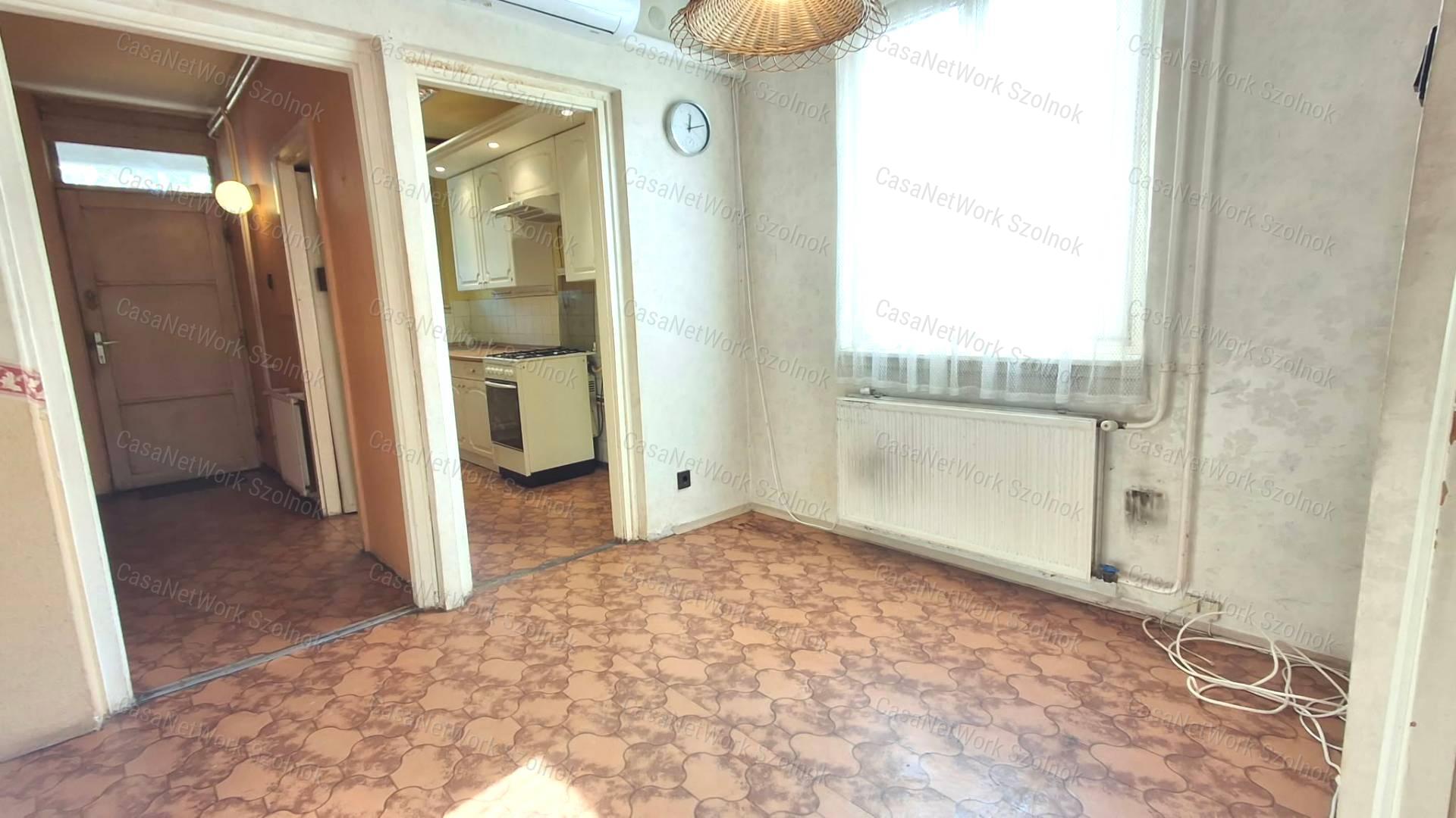 Szolnokon kétszintes szélső telken elhelyezkedő sorházi lakás eladó