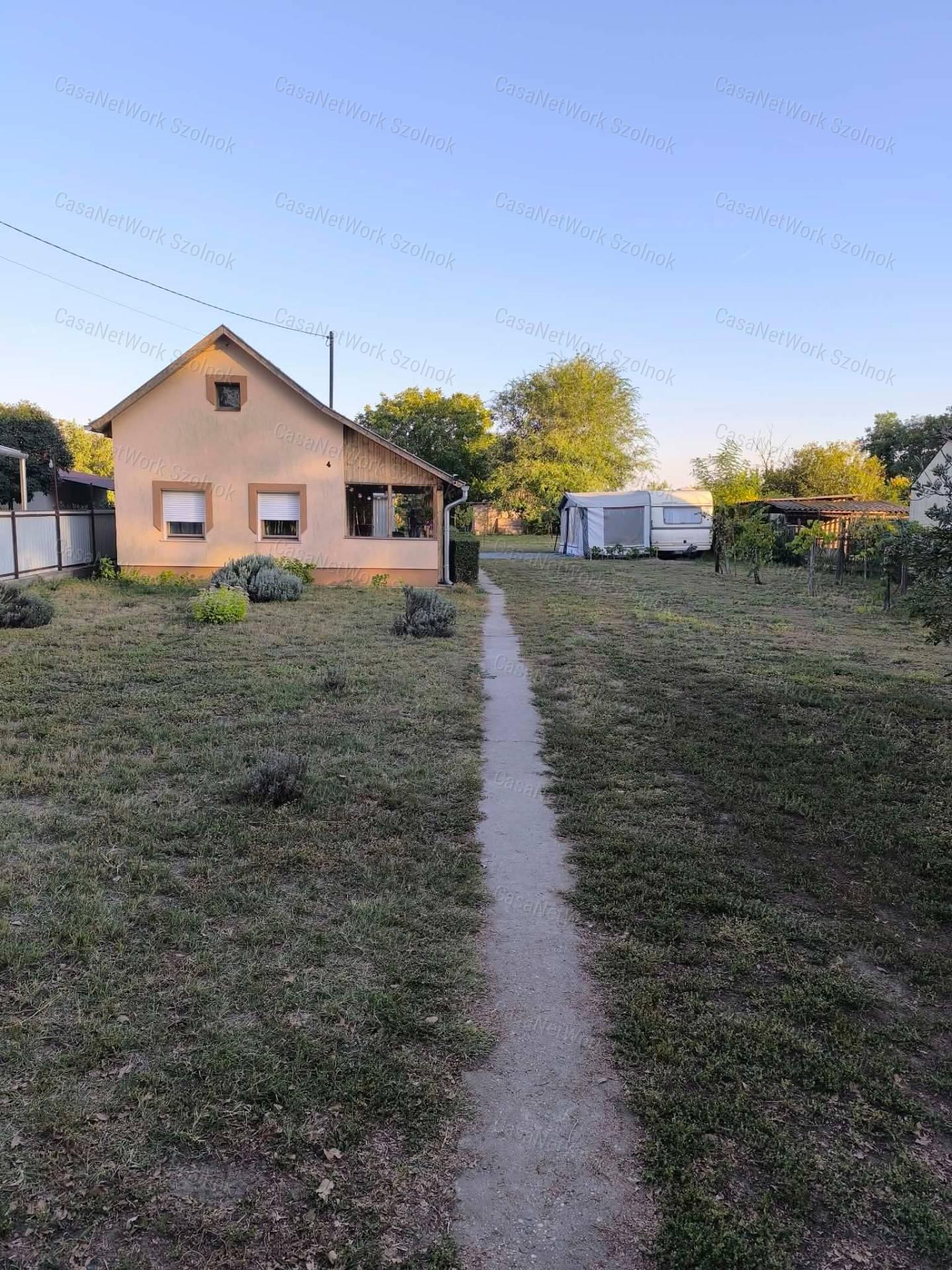 Eladó Családi Ház Cserkeszőlő Csendes Részén ( Kocsis dűlő kezdete )