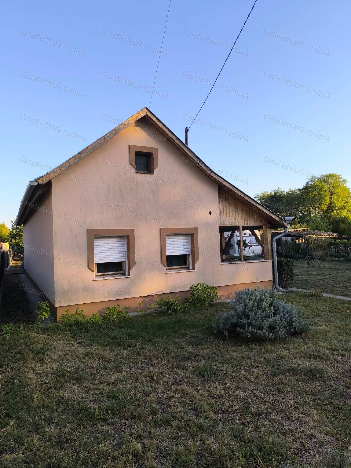 Eladó Családi Ház Cserkeszőlő Csendes Részén ( Kocsis dűlő kezdete )